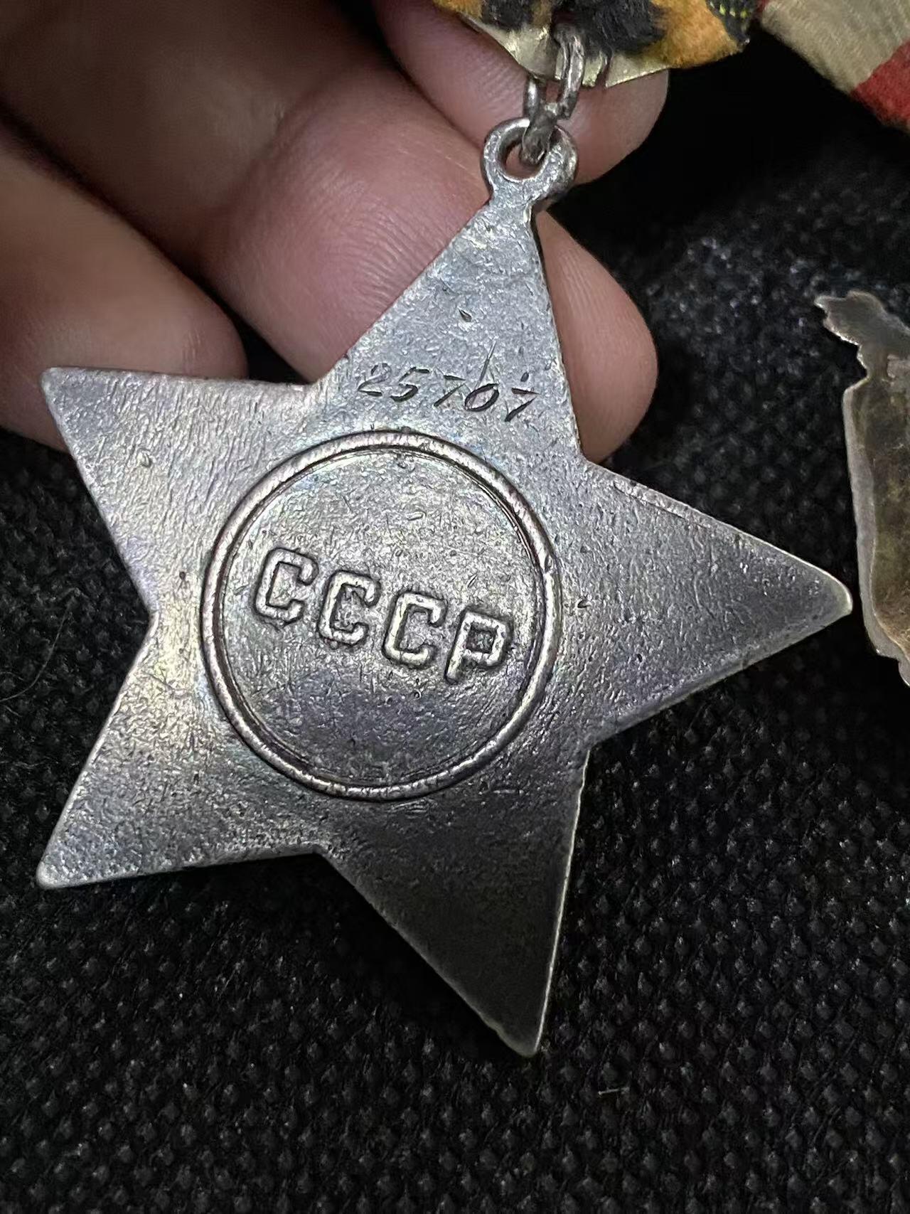 苏联勋章奖章3月28日晚上九点结束在麦稀奇 找不到的加我qq或者微信都是184277308备注苏章拍卖。最好加微信群每次都会通知还有提前可以一口价的 最近会持续拍卖一些东西。 苏联双二战红旗+三光联排 空中射手 伊尔2 苏联英雄称号转发红旗 Ежов Тимофей Васильевич  两个红旗都有一个角珐琅磕碰 和一些小蹭皮 三光下部珐琅左上角小磕碰 战功最好的主体三个章是这个联排，可惜红星和二级已经不知去向。详细的参考咸鱼介绍