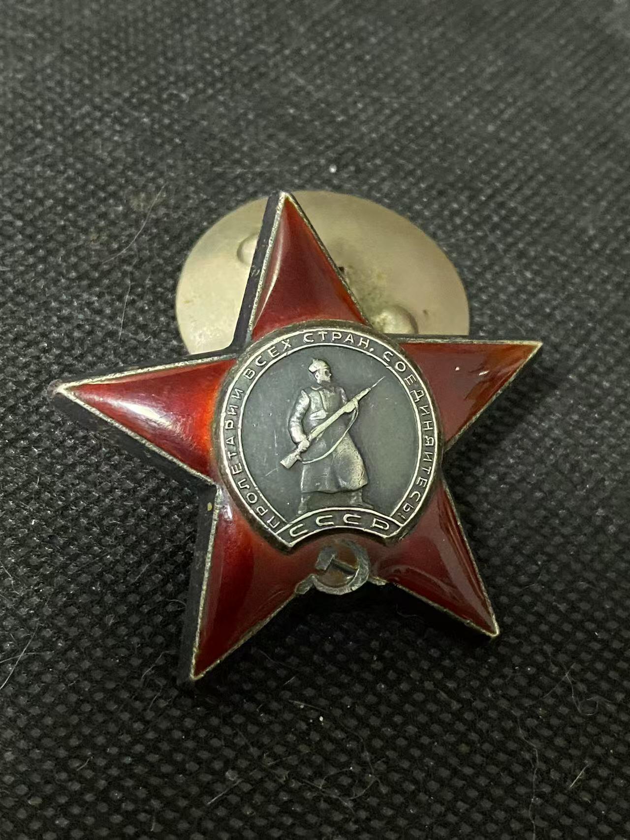 苏联勋章奖章3月28日晚上九点结束在麦稀奇 找不到的加我qq或者微信都是184277308备注苏章拍卖。最好加微信群每次都会通知还有提前可以一口价的 最近会持续拍卖一些东西。 苏联二战双红星勋章套章  1521580.1738554 都是好品无磕碰 同一人的 有登记卡 Русаков Сергей Алексеевич 33近卫塞瓦斯托波尔步兵师42汽车运输连指挥员技术助理 都有奖励卡 科尼斯堡战斗期间 夺取汽车 维修汽车等事迹 两个奖励卡内容都比较丰富