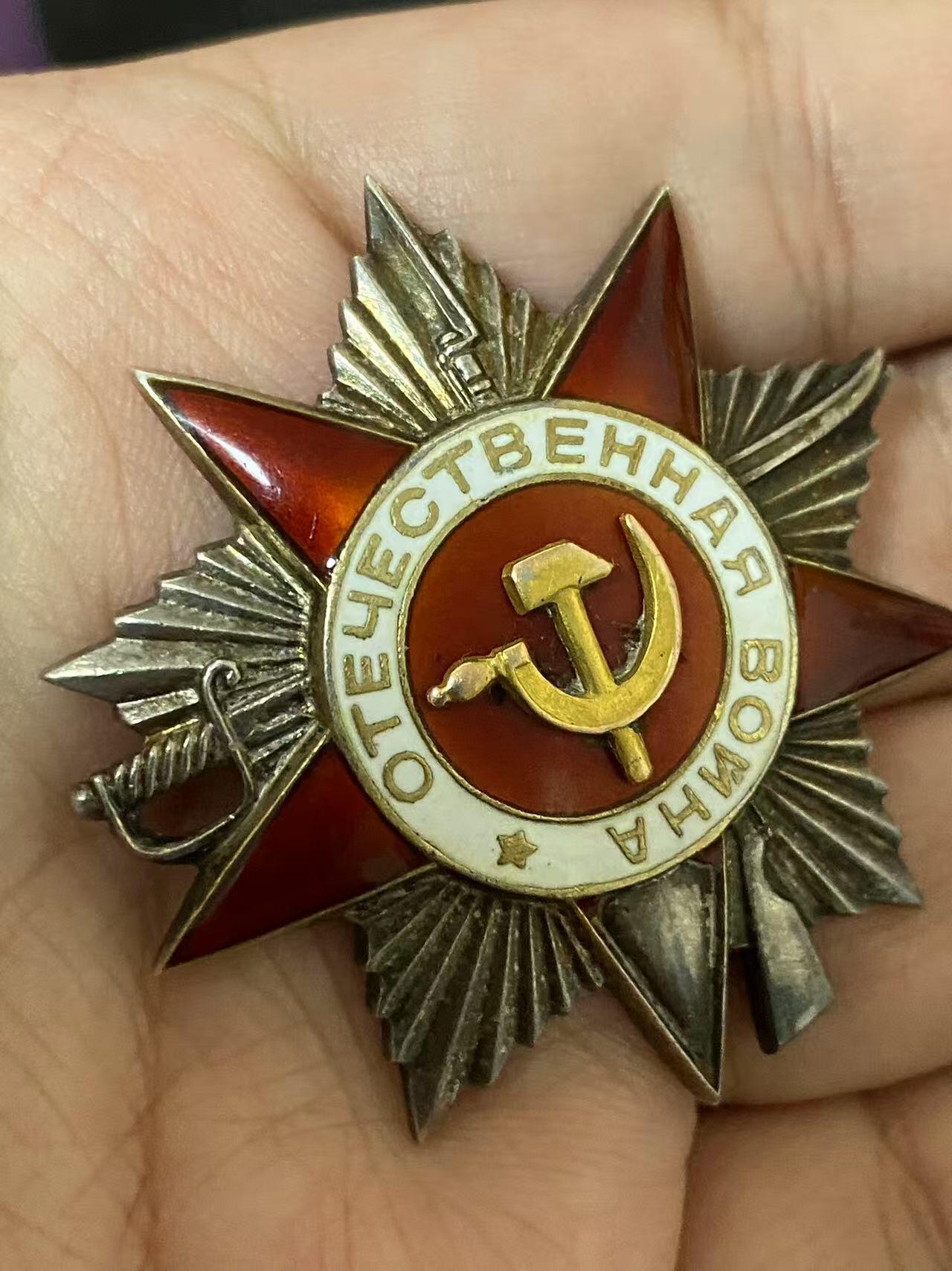 苏联勋章奖章3月28日晚上九点结束在麦稀奇 找不到的加我qq或者微信都是184277308备注苏章拍卖。最好加微信群每次都会通知还有提前可以一口价的 最近会持续拍卖一些东西。 苏联Соломатин Матвей Дмитриевич 的 二级为国 231961  右下角磕碰 杆子从新焊接的 党徽没动过 原配金质 职务没变消灭了1挺轻机枪和1挺重机枪连同机枪分队和10多名敌军士兵。1座房屋中的弹药库。45.3.8，击退敌军反扑时他直射打坏了1辆牵引车，消灭了2个火力点和约20名敌军官兵，缴获了1门85毫米炮和许多弹药