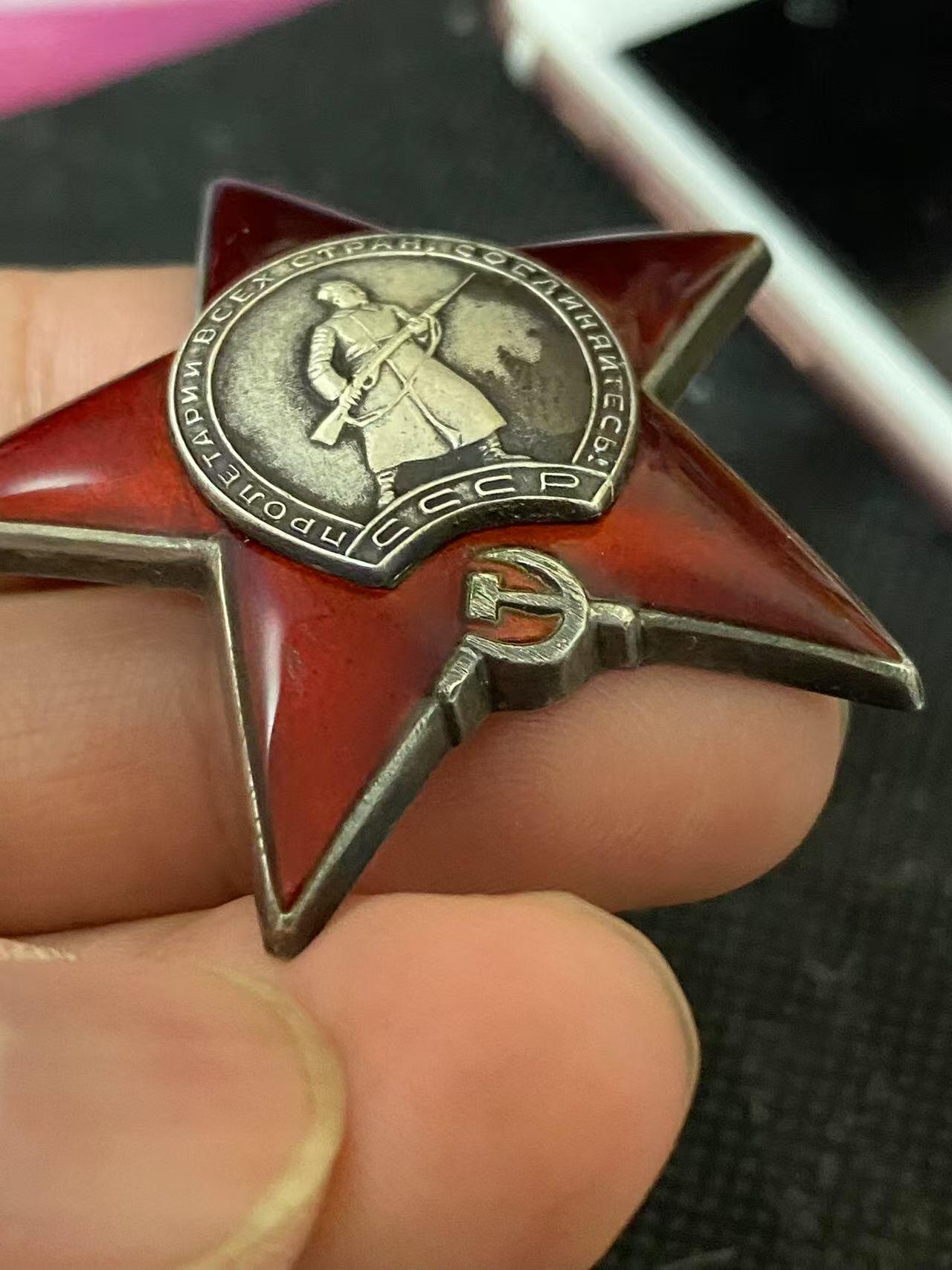 苏联勋章奖章3月28日晚上九点结束在麦稀奇 找不到的加我qq或者微信都是184277308备注苏章拍卖。最好加微信群每次都会通知还有提前可以一口价的 最近会持续拍卖一些东西。 苏联二战红星 2858530 好品无磕碰 有点划痕在左下角 Елин Виктор Константинович  非常有意思的是这个红星有两份奖励卡 应该是只发了这一个红星就非常少见 人民网也少见的两个日期放在一个红星了。只翻译了一张 另一张应该也不错 虽然都是战伤。