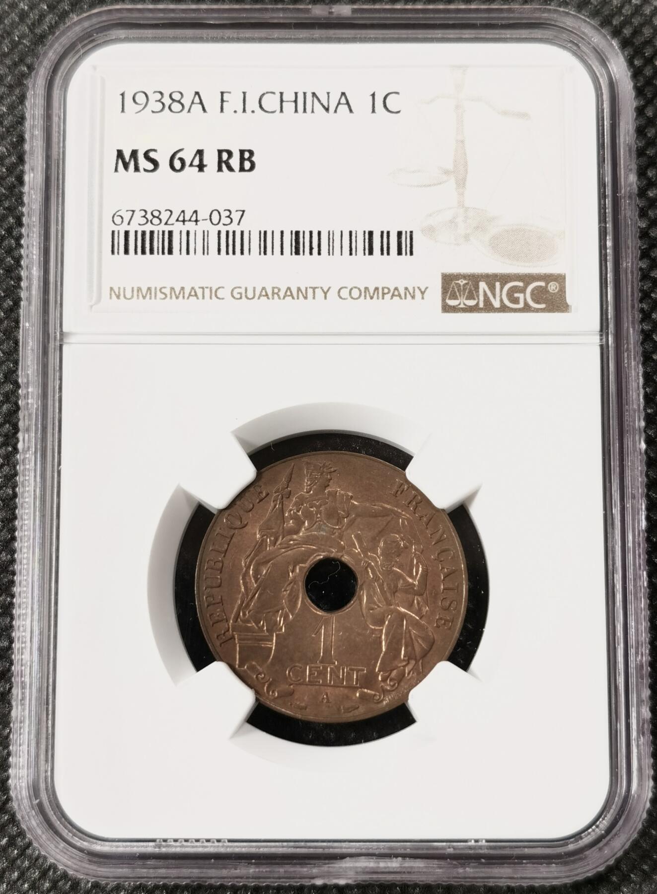 甄臻铺-世界钱币拍卖（第9期）新铺开张，欢迎捧场 NGC-MS64RB 1938年法属印度支那百分之一中孔铜币，铜光圆润，淡淡包浆