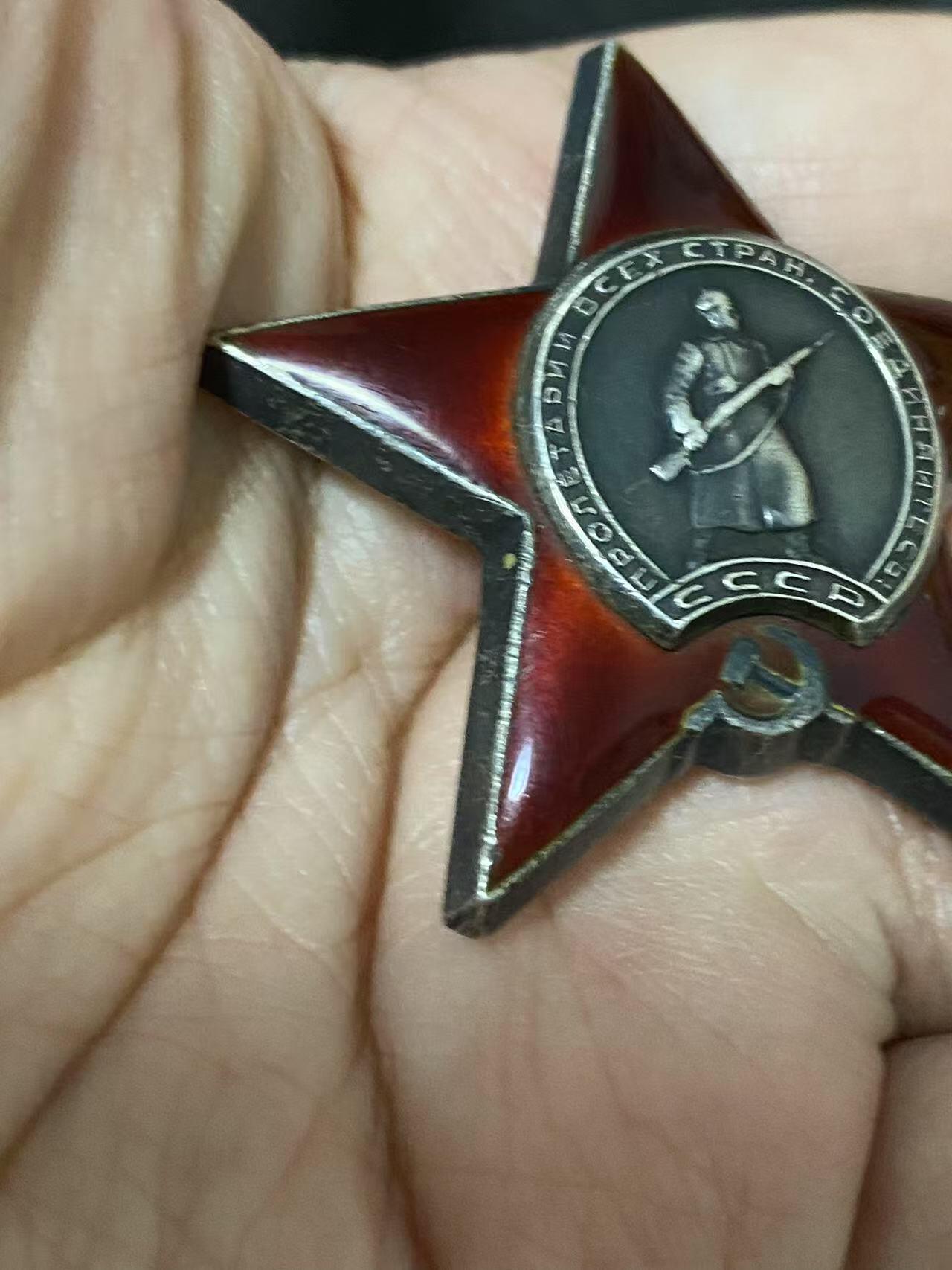 苏联勋章奖章3月28日晚上九点结束在麦稀奇 找不到的加我qq或者微信都是184277308备注苏章拍卖。最好加微信群每次都会通知还有提前可以一口价的 最近会持续拍卖一些东西。 苏联二战双红星勋章套章  1521580.1738554 都是好品无磕碰 同一人的 有登记卡 Русаков Сергей Алексеевич 33近卫塞瓦斯托波尔步兵师42汽车运输连指挥员技术助理 都有奖励卡 科尼斯堡战斗期间 夺取汽车 维修汽车等事迹 两个奖励卡内容都比较丰富