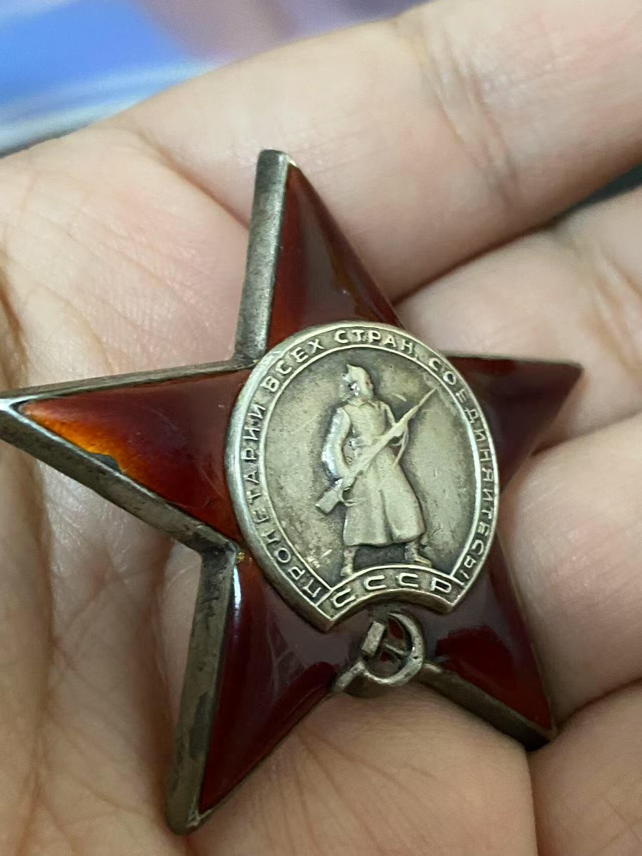 苏联勋章奖章3月28日晚上九点结束在麦稀奇 找不到的加我qq或者微信都是184277308备注苏章拍卖。最好加微信群每次都会通知还有提前可以一口价的 最近会持续拍卖一些东西。 苏联二战红星 1010547 女护士 左边角磕碰 顶角和左下角顶部小瑕疵 Киреева Анна Федоровна 217独立卫生营手术-包扎排手术护士长在进攻速度很快、缺少运输工具而有约1天150人的大量伤员涌入艰难条件下，得益于她非凡的毅力和工作能力，保障了该排的正常工作。在任何条件下她都利用短暂的停留来保障消毒。