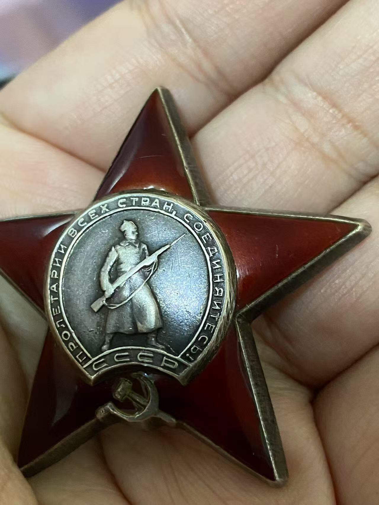 苏联勋章奖章3月28日晚上九点结束在麦稀奇 找不到的加我qq或者微信都是184277308备注苏章拍卖。最好加微信群每次都会通知还有提前可以一口价的 最近会持续拍卖一些东西。 苏联二战红星 2025298 好品无磕碰 有登记卡 没查到奖励卡 有渠道的可以自己查查 迫击炮连 Лупиногов Николай Никифорович 