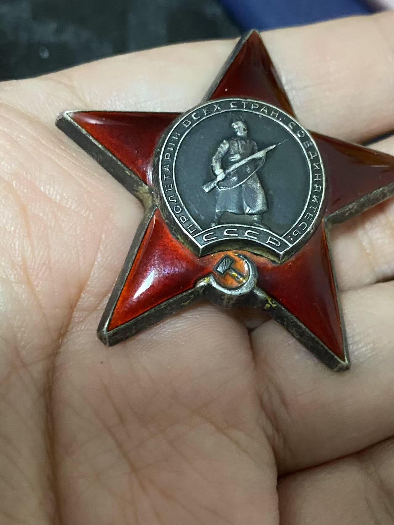 苏联勋章奖章3月28日晚上九点结束在麦稀奇 找不到的加我qq或者微信都是184277308备注苏章拍卖。最好加微信群每次都会通知还有提前可以一口价的 最近会持续拍卖一些东西。 苏联二战双红星勋章套章  1521580.1738554 都是好品无磕碰 同一人的 有登记卡 Русаков Сергей Алексеевич 33近卫塞瓦斯托波尔步兵师42汽车运输连指挥员技术助理 都有奖励卡 科尼斯堡战斗期间 夺取汽车 维修汽车等事迹 两个奖励卡内容都比较丰富