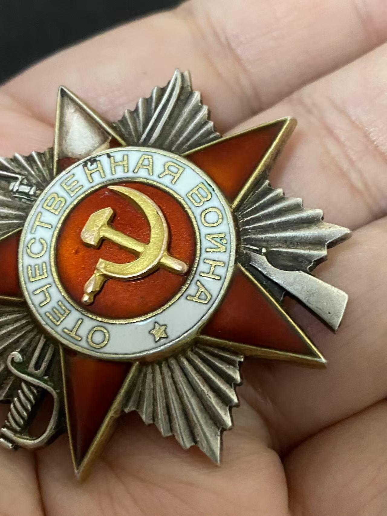 苏联勋章奖章3月28日晚上九点结束在麦稀奇 找不到的加我qq或者微信都是184277308备注苏章拍卖。最好加微信群每次都会通知还有提前可以一口价的 最近会持续拍卖一些东西。 苏联二战二级为国勋章 567675 顶角磕碰 背面很漂亮 还带点星芒的感觉 Затолокин Федор Пименович 441反坦克歼击炮兵团指挥员 中校 参加过内占 45.1起在50独立反坦克歼击炮兵旅编成内指挥该团 