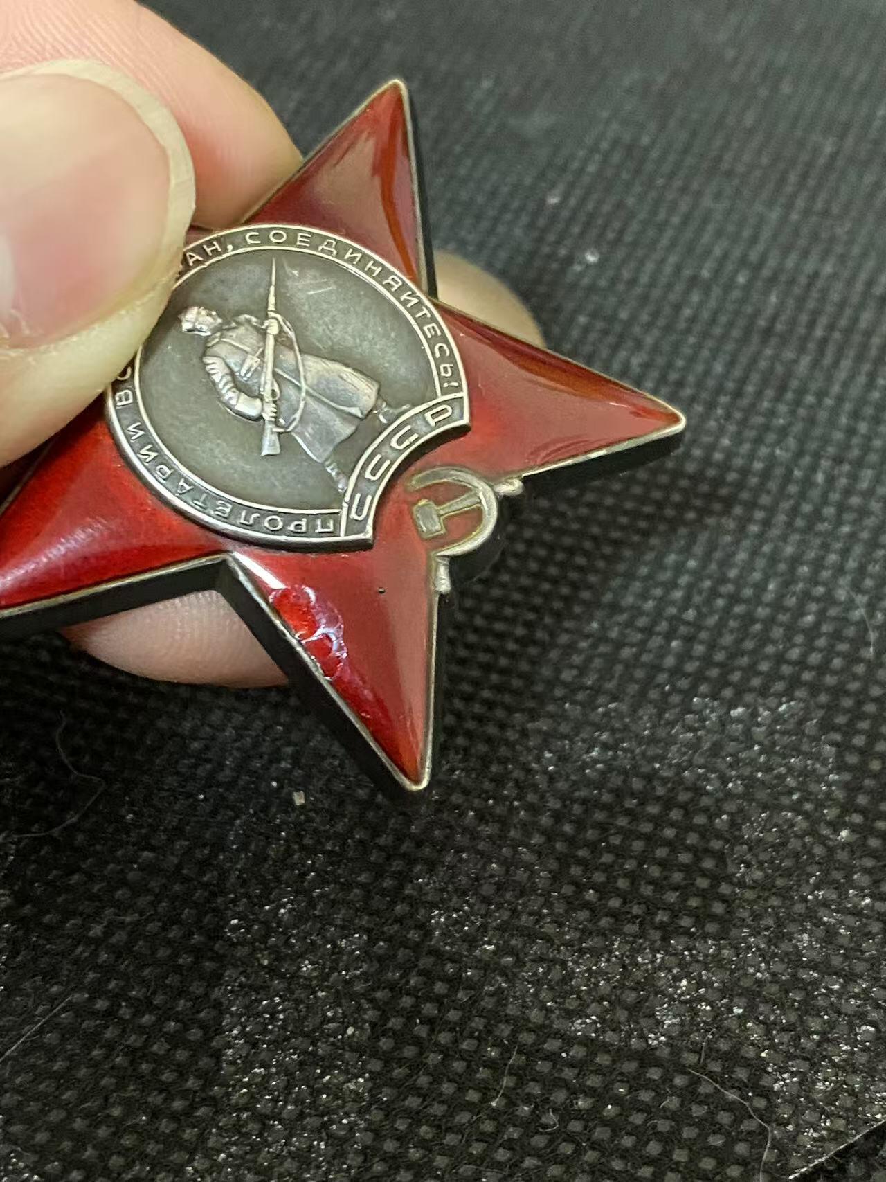 苏联勋章奖章3月28日晚上九点结束在麦稀奇 找不到的加我qq或者微信都是184277308备注苏章拍卖。最好加微信群每次都会通知还有提前可以一口价的 最近会持续拍卖一些东西。 苏联红星勋章 3070070 服役获得 右边角小磕碰左下角有磕碰 带登记卡 没翻译 得主曾经参加过对日作战 