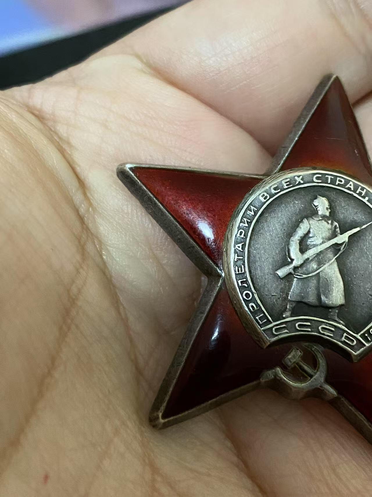 苏联勋章奖章3月28日晚上九点结束在麦稀奇 找不到的加我qq或者微信都是184277308备注苏章拍卖。最好加微信群每次都会通知还有提前可以一口价的 最近会持续拍卖一些东西。 苏联二战红星 2025298 好品无磕碰 有登记卡 没查到奖励卡 有渠道的可以自己查查 迫击炮连 Лупиногов Николай Никифорович 