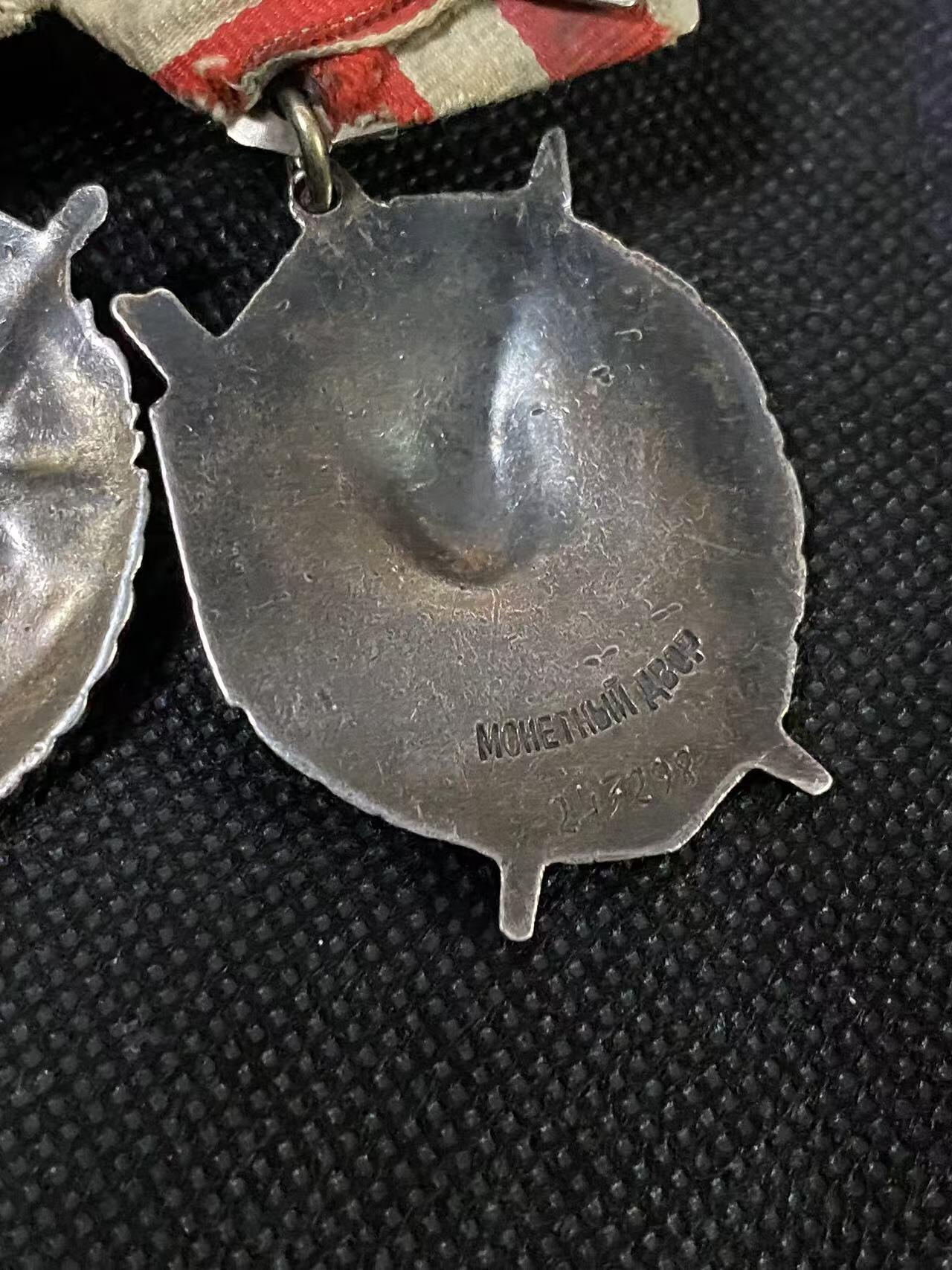 苏联勋章奖章3月28日晚上九点结束在麦稀奇 找不到的加我qq或者微信都是184277308备注苏章拍卖。最好加微信群每次都会通知还有提前可以一口价的 最近会持续拍卖一些东西。 苏联双二战红旗+三光联排 空中射手 伊尔2 苏联英雄称号转发红旗 Ежов Тимофей Васильевич  两个红旗都有一个角珐琅磕碰 和一些小蹭皮 三光下部珐琅左上角小磕碰 战功最好的主体三个章是这个联排，可惜红星和二级已经不知去向。详细的参考咸鱼介绍