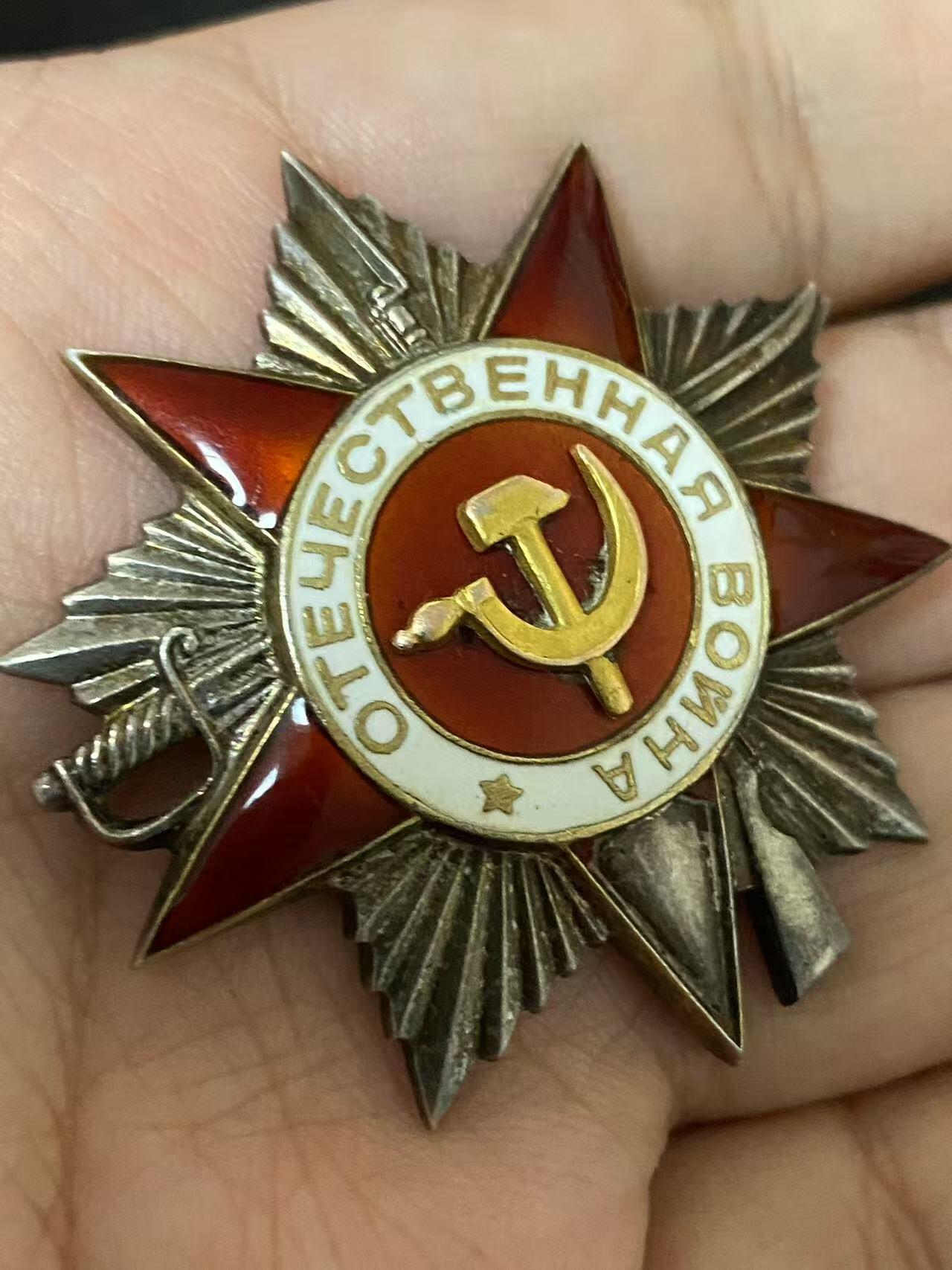 苏联勋章奖章3月28日晚上九点结束在麦稀奇 找不到的加我qq或者微信都是184277308备注苏章拍卖。最好加微信群每次都会通知还有提前可以一口价的 最近会持续拍卖一些东西。 苏联Соломатин Матвей Дмитриевич 的 二级为国 231961  右下角磕碰 杆子从新焊接的 党徽没动过 原配金质 职务没变消灭了1挺轻机枪和1挺重机枪连同机枪分队和10多名敌军士兵。1座房屋中的弹药库。45.3.8，击退敌军反扑时他直射打坏了1辆牵引车，消灭了2个火力点和约20名敌军官兵，缴获了1门85毫米炮和许多弹药