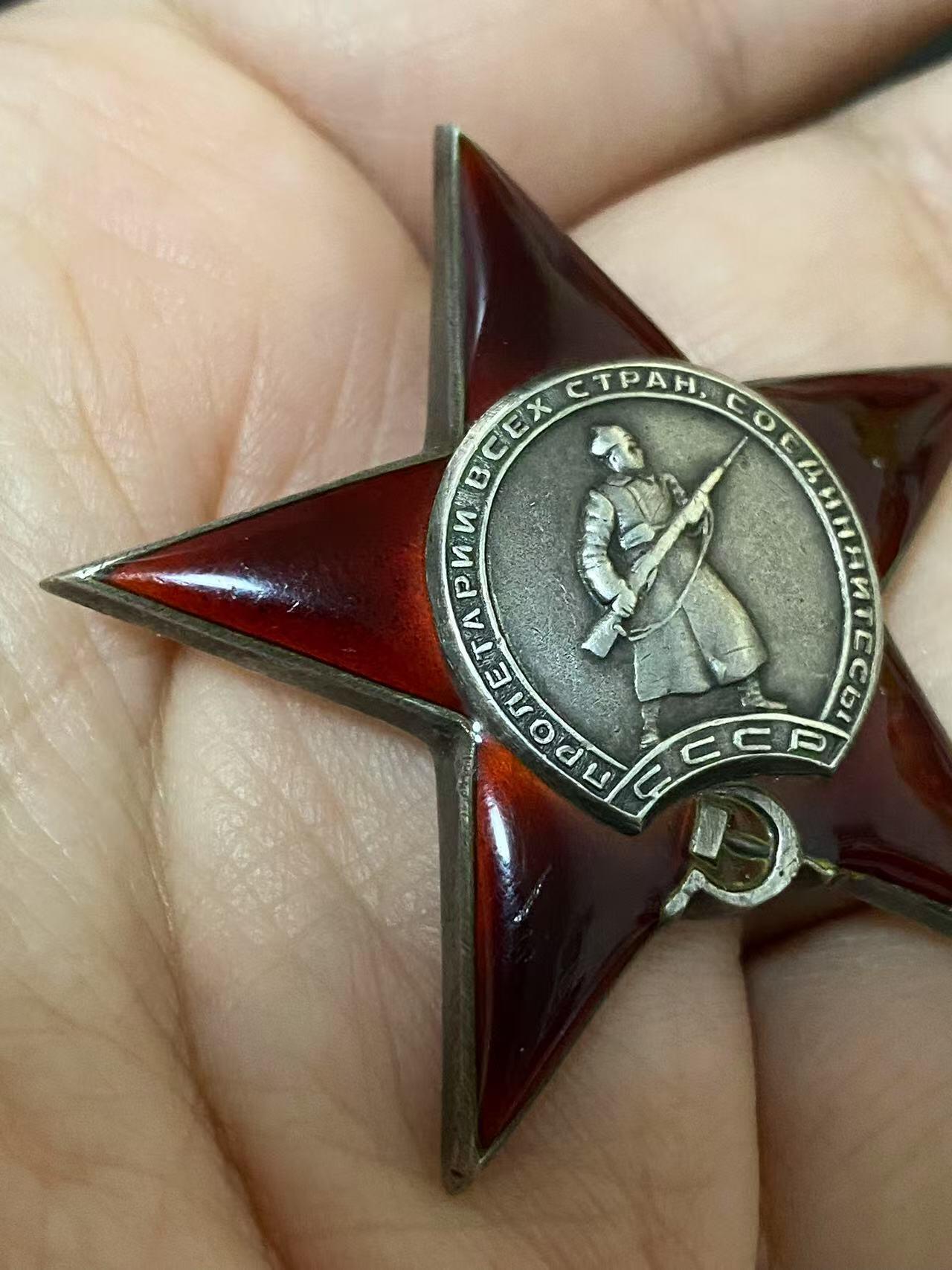 苏联勋章奖章3月28日晚上九点结束在麦稀奇 找不到的加我qq或者微信都是184277308备注苏章拍卖。最好加微信群每次都会通知还有提前可以一口价的 最近会持续拍卖一些东西。 苏联二战红星勋章  529104 早期 好品 无磕碰 轻微佩戴 Писаренко Куприян Сидорович 797独立轻便线路架设连排指挥员 保障通讯获得 