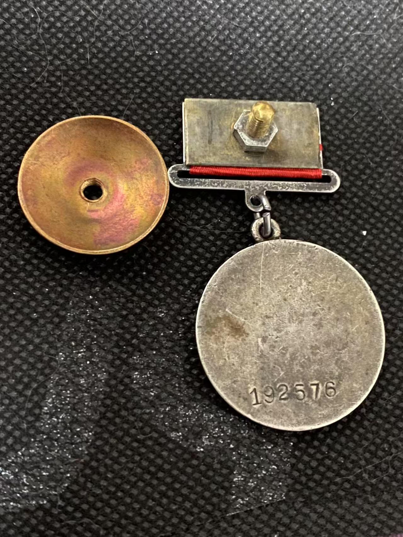 苏联勋章奖章3月28日晚上九点结束在麦稀奇 找不到的加我qq或者微信都是184277308备注苏章拍卖。最好加微信群每次都会通知还有提前可以一口价的 最近会持续拍卖一些东西。 苏联战功奖章 二战早期 小挂 192576 章体原品 难得的这个号段的好品珐琅 挂应该是部分后配 所以特价出 开环 Кутузов Иван Алексеевич 113独立近卫汽车运输连硫化补胎工 在硫化橡胶的工作中取得了出色的成果挺有意思的 补胎工。