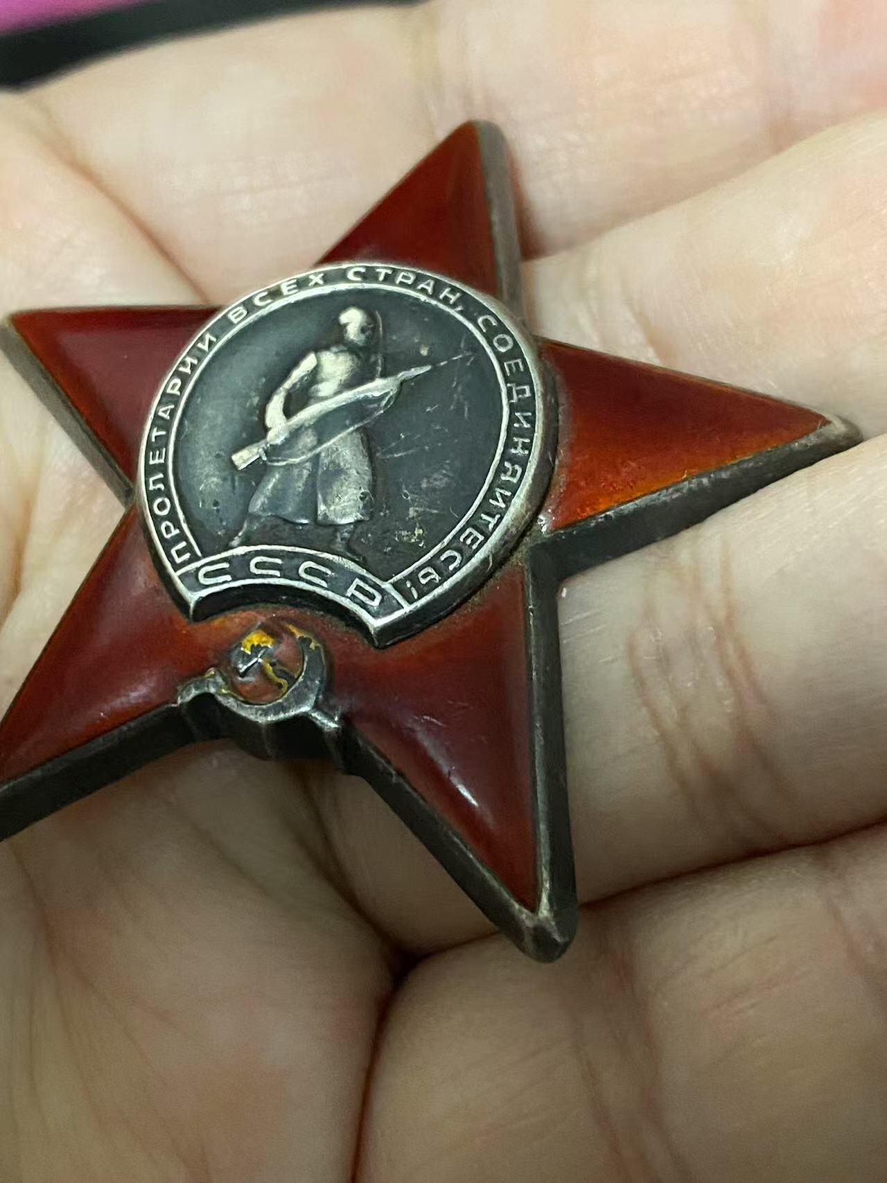 苏联勋章奖章3月28日晚上九点结束在麦稀奇 找不到的加我qq或者微信都是184277308备注苏章拍卖。最好加微信群每次都会通知还有提前可以一口价的 最近会持续拍卖一些东西。 苏联二战红星勋章 1407280 好品无磕碰 佩戴痕迹 Даревский Лев Григорьевич 大尉 大尉达列夫斯基在我师1944夏秋季和1945冬季的进攻战斗期间，在喀尔巴阡山的艰难的条件下，罗马尼亚、特兰西瓦尼亚和匈牙利境内，巧妙组织了师后勤的业务指挥，运输我师生活和作战所需的保障物资，申请二级为国最后发的红星