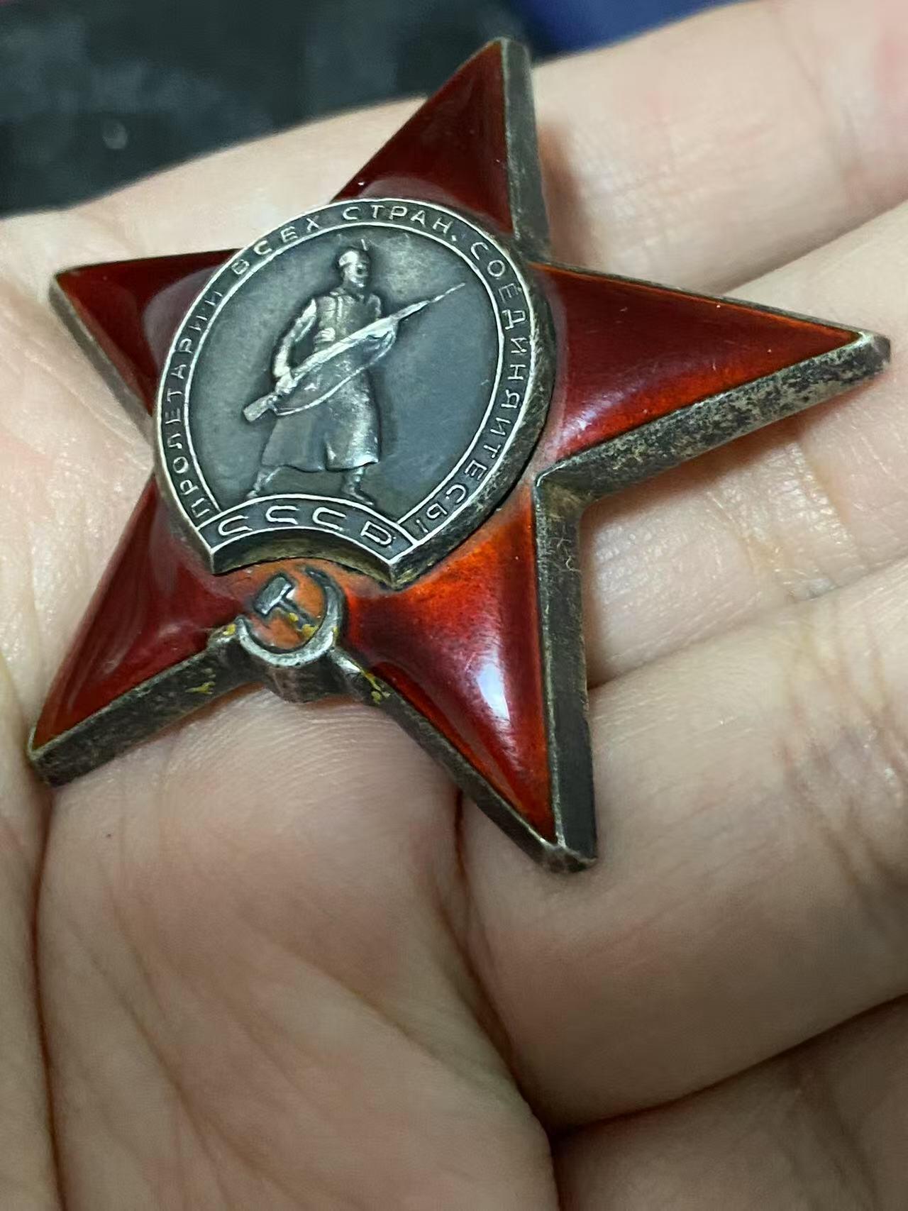 苏联勋章奖章3月28日晚上九点结束在麦稀奇 找不到的加我qq或者微信都是184277308备注苏章拍卖。最好加微信群每次都会通知还有提前可以一口价的 最近会持续拍卖一些东西。 苏联二战双红星勋章套章  1521580.1738554 都是好品无磕碰 同一人的 有登记卡 Русаков Сергей Алексеевич 33近卫塞瓦斯托波尔步兵师42汽车运输连指挥员技术助理 都有奖励卡 科尼斯堡战斗期间 夺取汽车 维修汽车等事迹 两个奖励卡内容都比较丰富