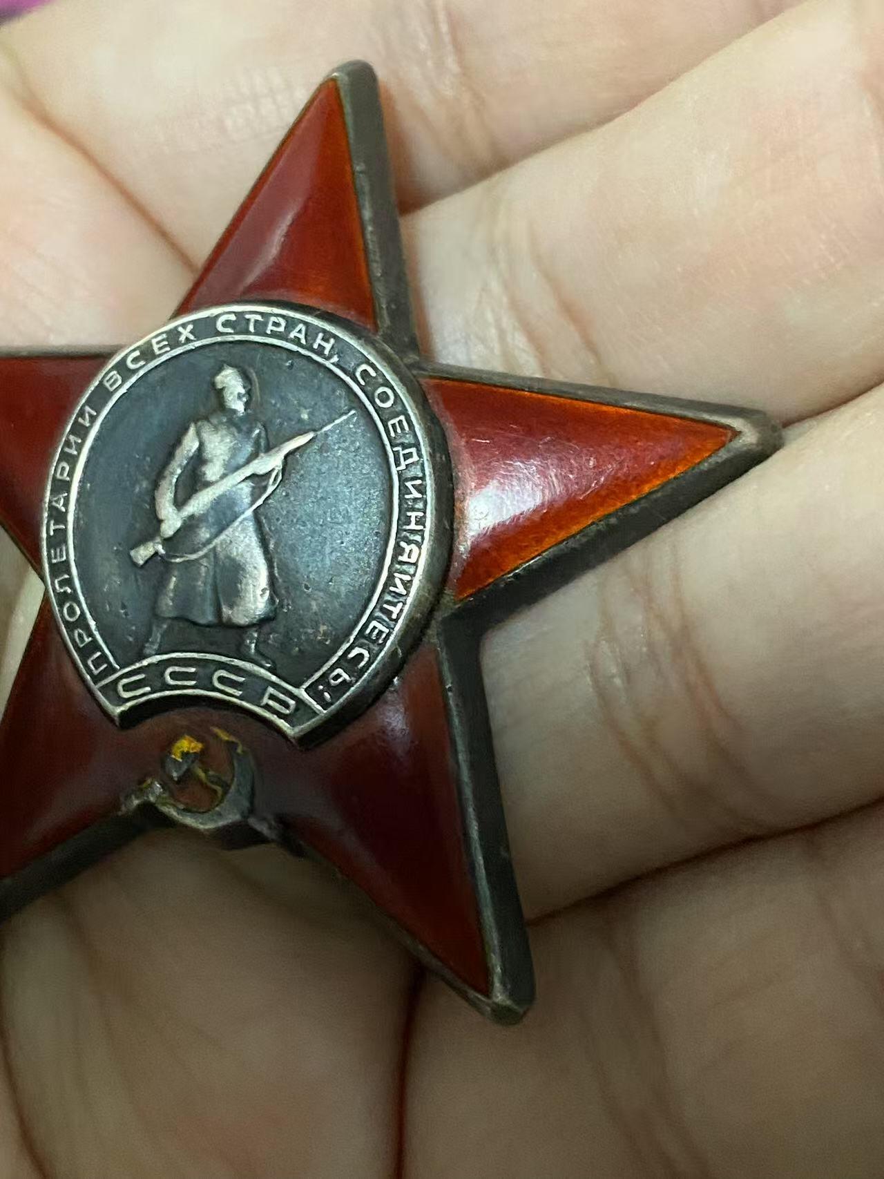 苏联勋章奖章3月28日晚上九点结束在麦稀奇 找不到的加我qq或者微信都是184277308备注苏章拍卖。最好加微信群每次都会通知还有提前可以一口价的 最近会持续拍卖一些东西。 苏联二战红星勋章 1407280 好品无磕碰 佩戴痕迹 Даревский Лев Григорьевич 大尉 大尉达列夫斯基在我师1944夏秋季和1945冬季的进攻战斗期间，在喀尔巴阡山的艰难的条件下，罗马尼亚、特兰西瓦尼亚和匈牙利境内，巧妙组织了师后勤的业务指挥，运输我师生活和作战所需的保障物资，申请二级为国最后发的红星