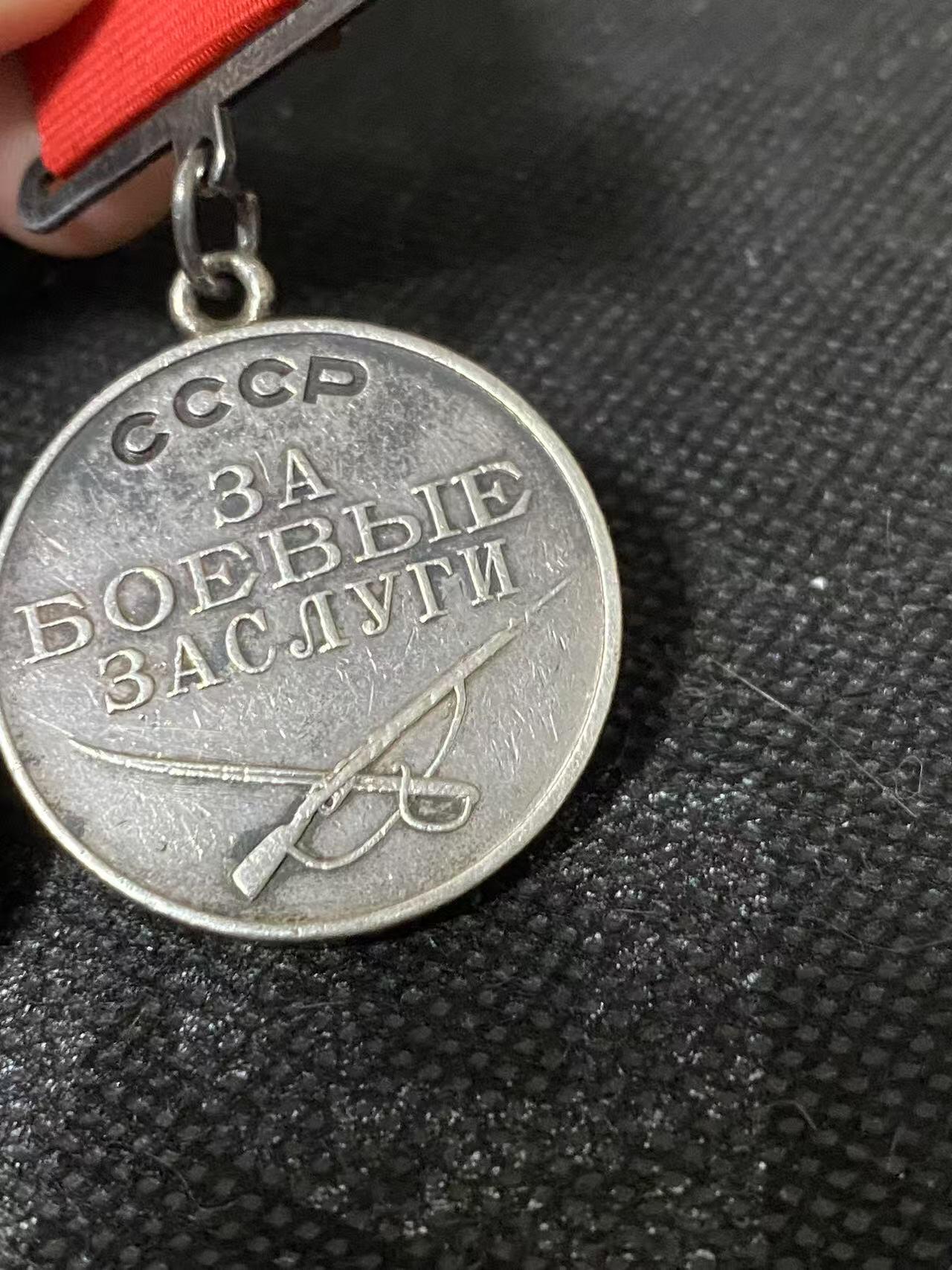 苏联勋章奖章3月28日晚上九点结束在麦稀奇 找不到的加我qq或者微信都是184277308备注苏章拍卖。最好加微信群每次都会通知还有提前可以一口价的 最近会持续拍卖一些东西。 苏联战功奖章 二战早期 小挂 192614 小队高炮击落2章体原品 珐琅损坏 挂应该是部分后配 所以特价出 开环 Коваленко владимир Архипович 在击退敌军空军的袭击时他表现勇敢无畏，他所在的炮兵分队击落了2架敌机。