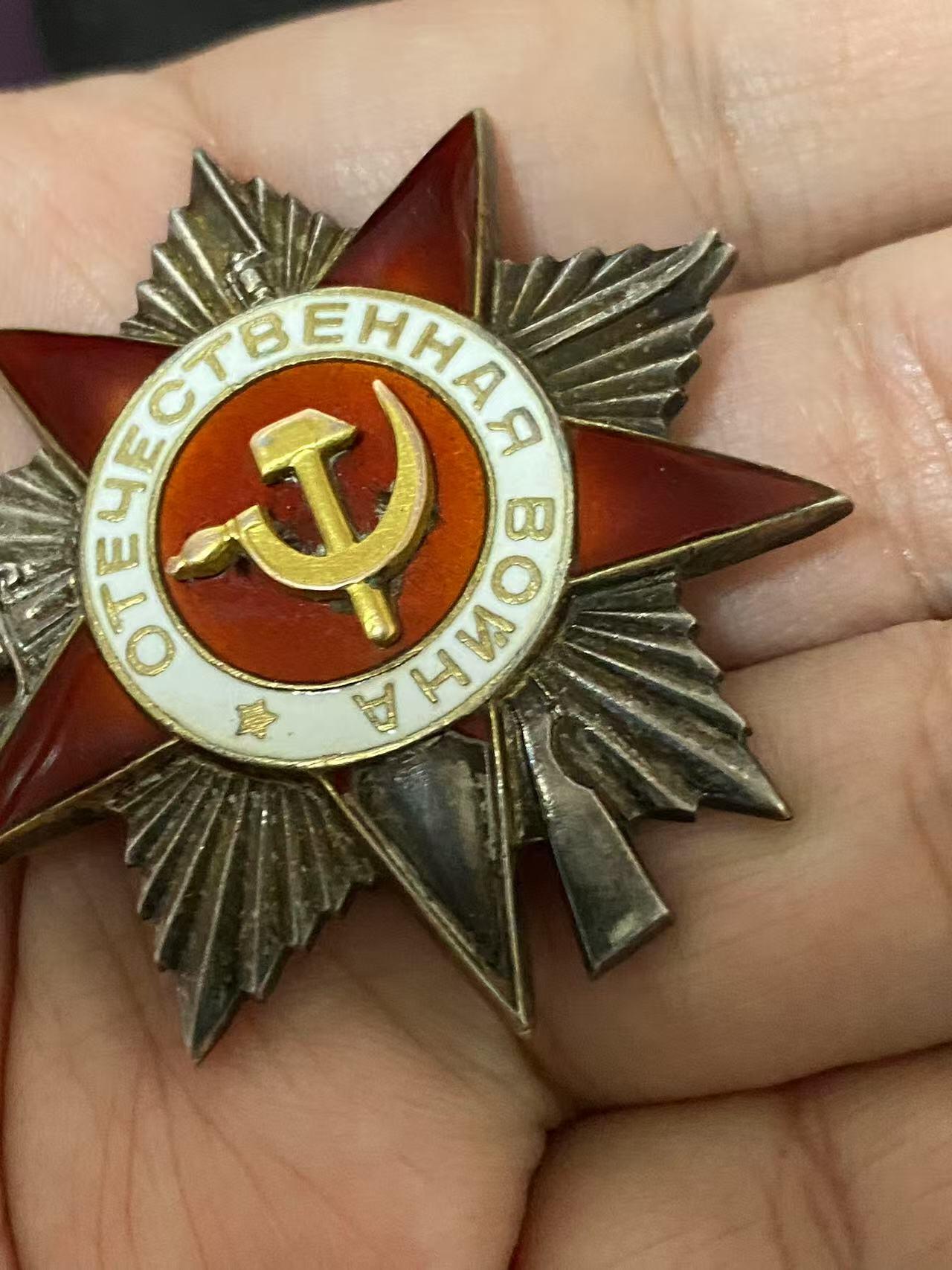 苏联勋章奖章3月28日晚上九点结束在麦稀奇 找不到的加我qq或者微信都是184277308备注苏章拍卖。最好加微信群每次都会通知还有提前可以一口价的 最近会持续拍卖一些东西。 苏联Соломатин Матвей Дмитриевич 的 二级为国 231961  右下角磕碰 杆子从新焊接的 党徽没动过 原配金质 职务没变消灭了1挺轻机枪和1挺重机枪连同机枪分队和10多名敌军士兵。1座房屋中的弹药库。45.3.8，击退敌军反扑时他直射打坏了1辆牵引车，消灭了2个火力点和约20名敌军官兵，缴获了1门85毫米炮和许多弹药