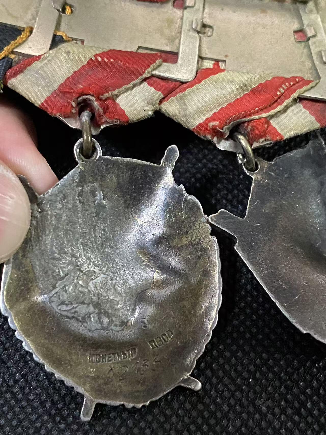 苏联勋章奖章3月28日晚上九点结束在麦稀奇 找不到的加我qq或者微信都是184277308备注苏章拍卖。最好加微信群每次都会通知还有提前可以一口价的 最近会持续拍卖一些东西。 苏联双二战红旗+三光联排 空中射手 伊尔2 苏联英雄称号转发红旗 Ежов Тимофей Васильевич  两个红旗都有一个角珐琅磕碰 和一些小蹭皮 三光下部珐琅左上角小磕碰 战功最好的主体三个章是这个联排，可惜红星和二级已经不知去向。详细的参考咸鱼介绍