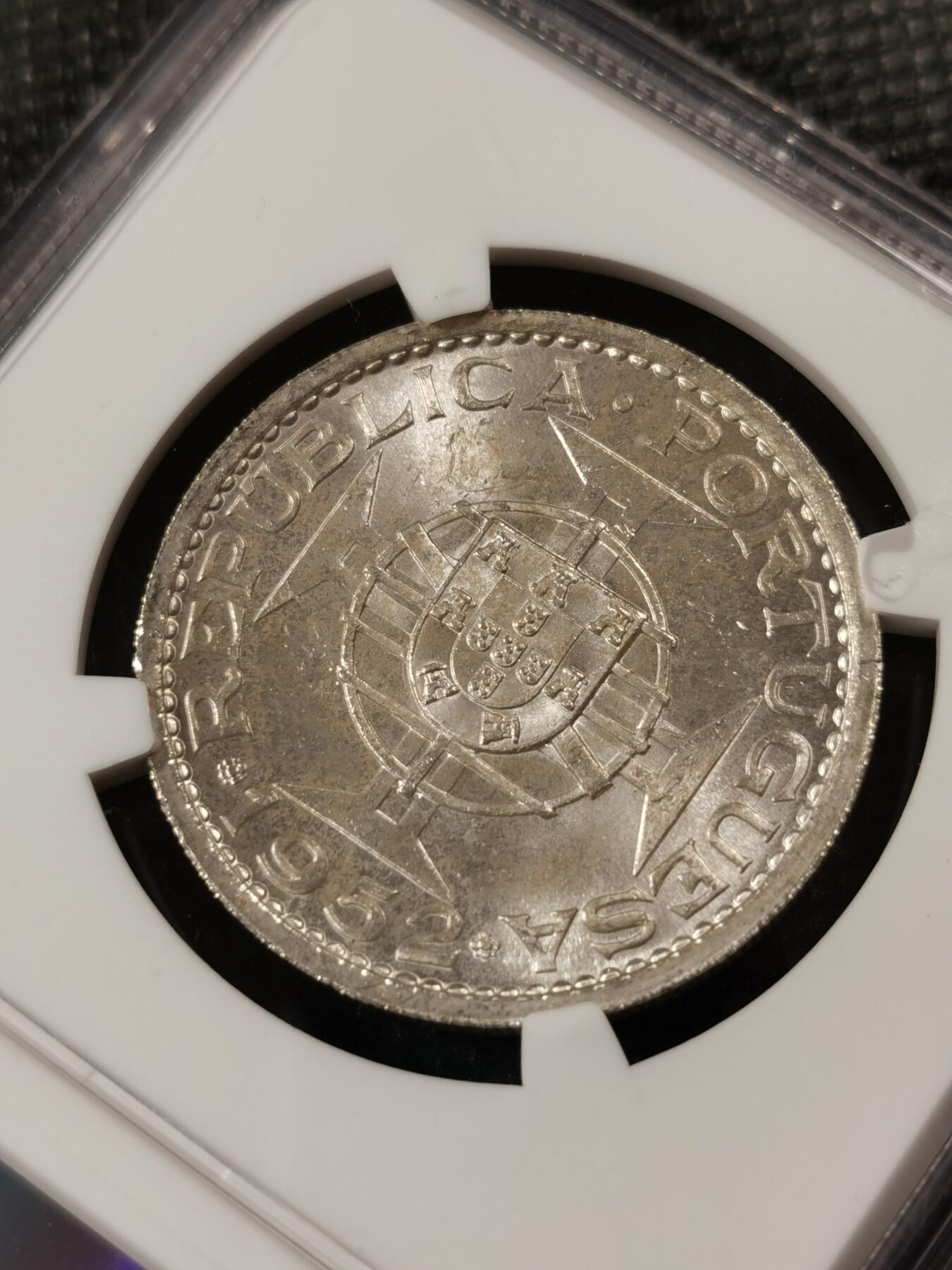 甄臻铺-世界钱币拍卖（第9期）新铺开张，欢迎捧场 NGC-MS63 1952年澳门首发伍圆，银光闪闪