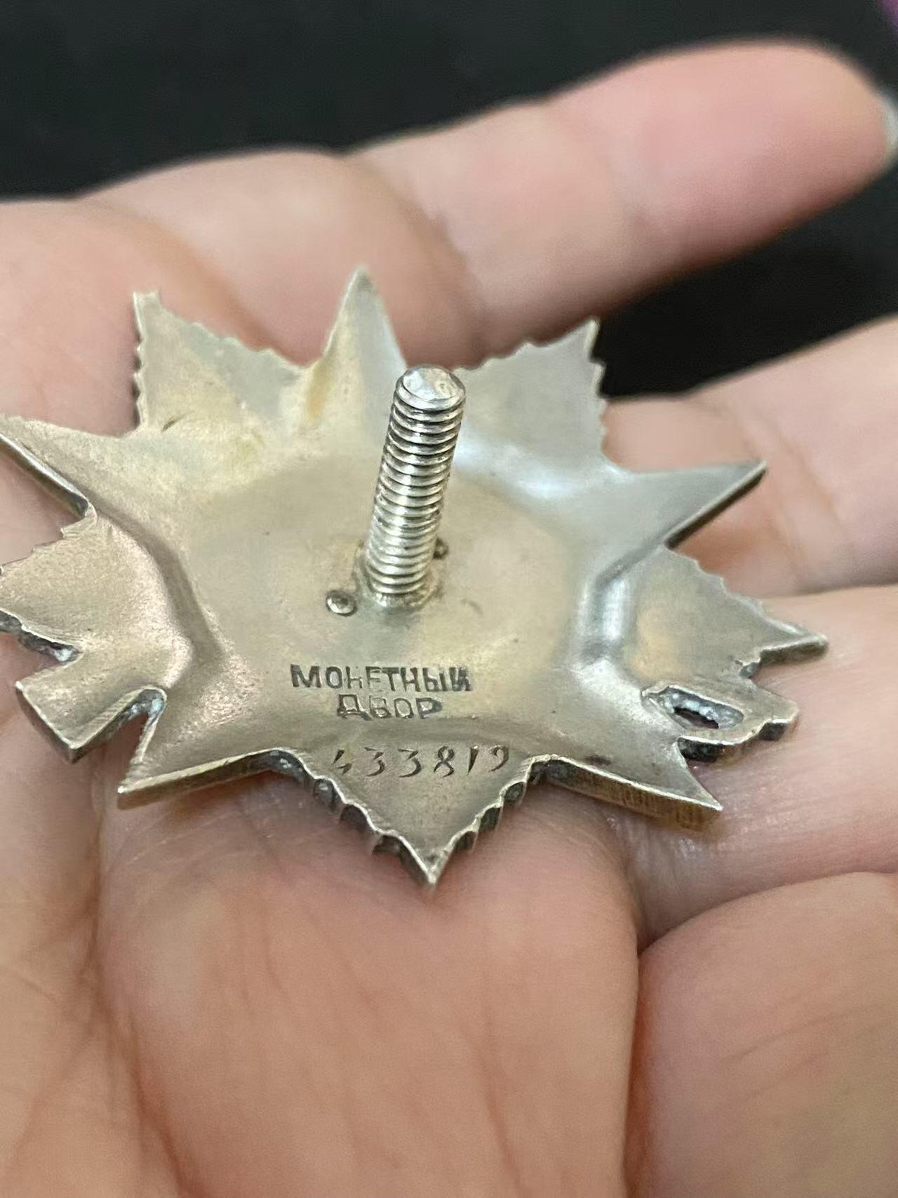 苏联勋章奖章3月28日晚上九点结束在麦稀奇 找不到的加我qq或者微信都是184277308备注苏章拍卖。最好加微信群每次都会通知还有提前可以一口价的 最近会持续拍卖一些东西。 苏联二战二级为国勋章 433819 柏林战役 右下角磕碰 比较干净 应该清理过 版本很好 蟹版的一种变形 挺少见 Бекаревич Георгий Васильевич1901 红旗比亚韦斯托克自行火炮团战车维修排高级发动机调试工 技术勤务大士别卡列维奇参加了歼灭柏林市东南敌军集群的战斗。对战车的10次中修和7次小修，维修了12辆运输车。