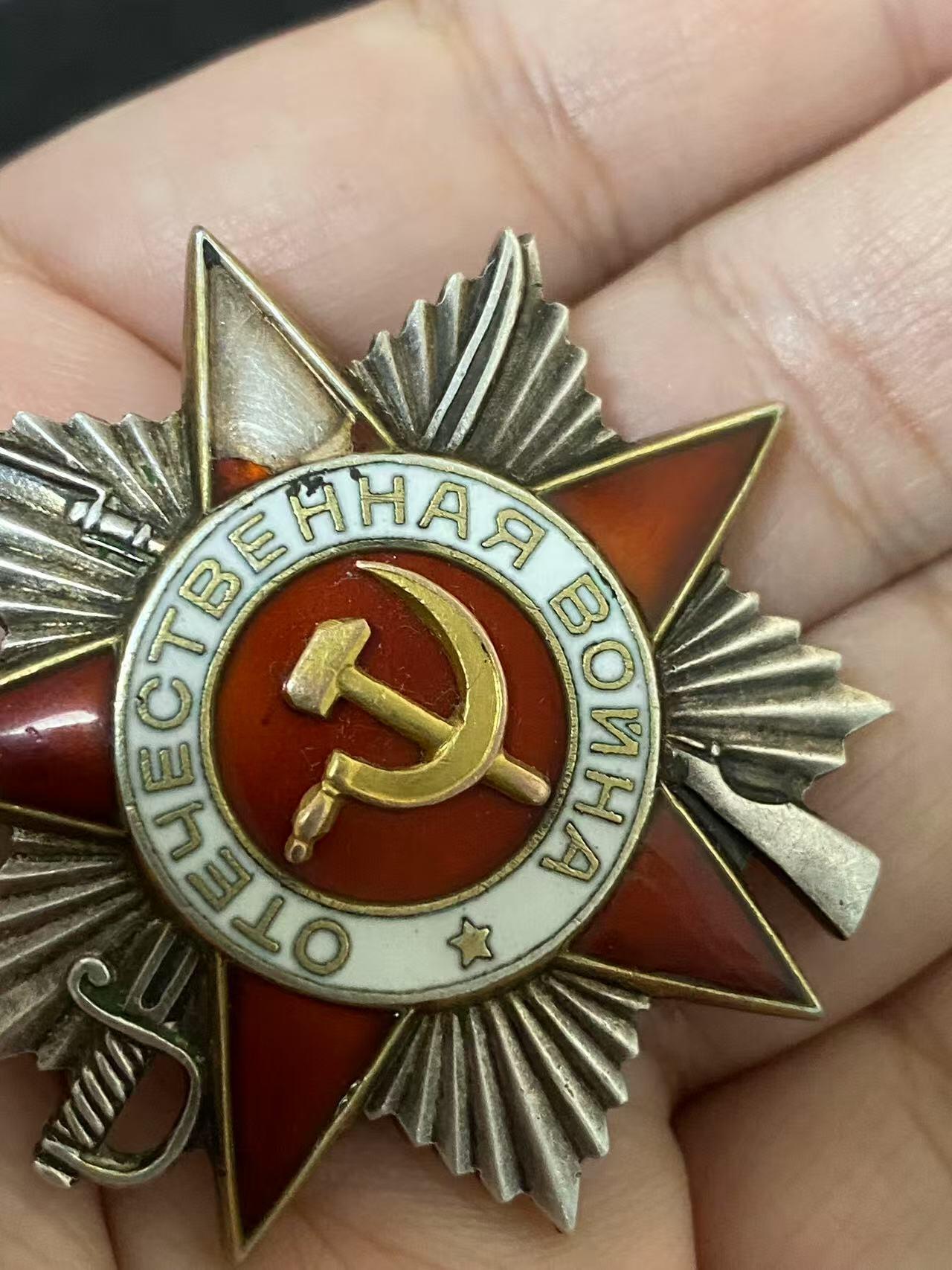 苏联勋章奖章3月28日晚上九点结束在麦稀奇 找不到的加我qq或者微信都是184277308备注苏章拍卖。最好加微信群每次都会通知还有提前可以一口价的 最近会持续拍卖一些东西。 苏联二战二级为国勋章 567675 顶角磕碰 背面很漂亮 还带点星芒的感觉 Затолокин Федор Пименович 441反坦克歼击炮兵团指挥员 中校 参加过内占 45.1起在50独立反坦克歼击炮兵旅编成内指挥该团 