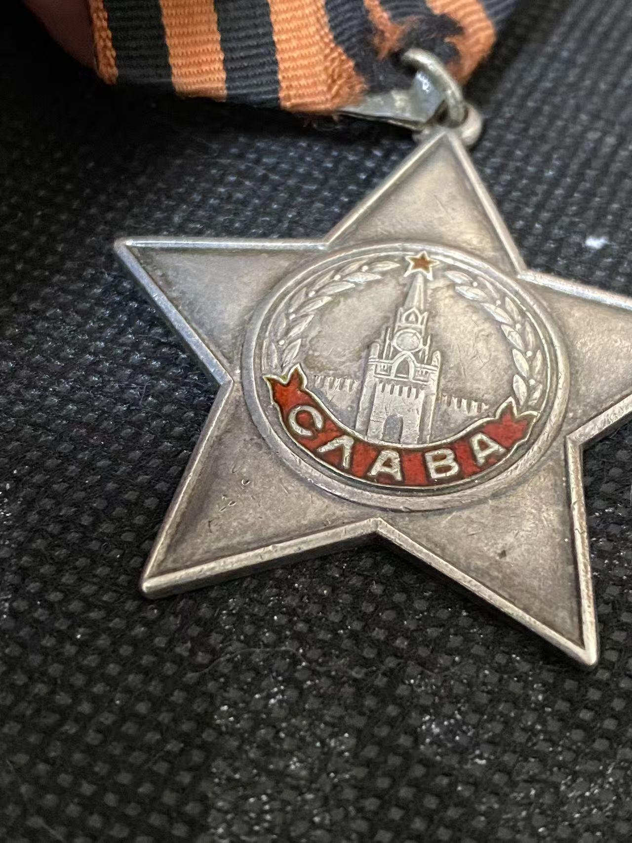 苏联勋章奖章3月28日晚上九点结束在麦稀奇 找不到的加我qq或者微信都是184277308备注苏章拍卖。最好加微信群每次都会通知还有提前可以一口价的 最近会持续拍卖一些东西。 苏联三级光荣勋章 炮长击落7架飞机  139038 好品无磕碰 原环未开 白钢挂 Ясафов Николай Иванович 最高统帅部14高炮师2013高炮团炮长他指挥的分队在自己的账上有击落7架敌机，击伤1架。其中有他作为炮长的很大的功劳。后续还参加了对日作战。