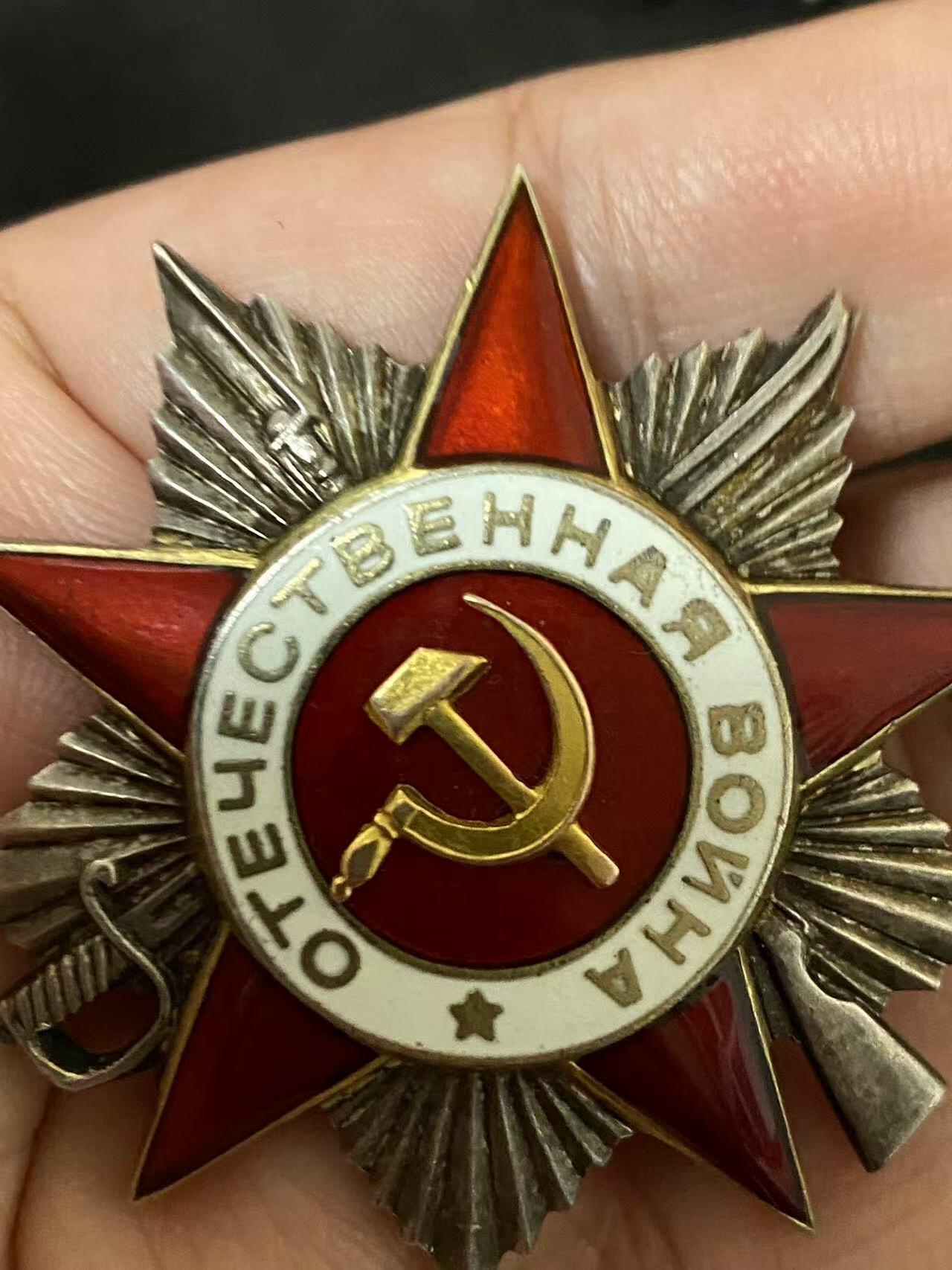 苏联勋章奖章3月28日晚上九点结束在麦稀奇 找不到的加我qq或者微信都是184277308备注苏章拍卖。最好加微信群每次都会通知还有提前可以一口价的 最近会持续拍卖一些东西。  苏联Соломатин Матвей Дмитриевич 的43二级二战为国勋章 432001 蟹版 好品无磕碰 佩戴痕迹几乎都没有 蟹版 短杆 原配银盖子 沃洛赫塔车站的战斗中，索洛马京同志表现勇敢无畏，将炮推到开放型发射阵地上近距离射击敌军步兵，他的排压制了敌军的3个火力点，消灭了2个步兵排、2挺机枪和1门迫击炮，申请一级给的二级。