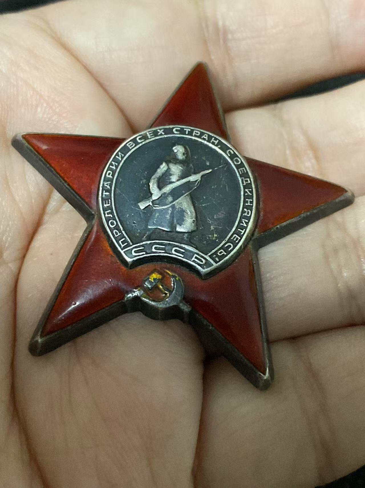 苏联勋章奖章3月28日晚上九点结束在麦稀奇 找不到的加我qq或者微信都是184277308备注苏章拍卖。最好加微信群每次都会通知还有提前可以一口价的 最近会持续拍卖一些东西。 苏联二战红星勋章 1407280 好品无磕碰 佩戴痕迹 Даревский Лев Григорьевич 大尉 大尉达列夫斯基在我师1944夏秋季和1945冬季的进攻战斗期间，在喀尔巴阡山的艰难的条件下，罗马尼亚、特兰西瓦尼亚和匈牙利境内，巧妙组织了师后勤的业务指挥，运输我师生活和作战所需的保障物资，申请二级为国最后发的红星