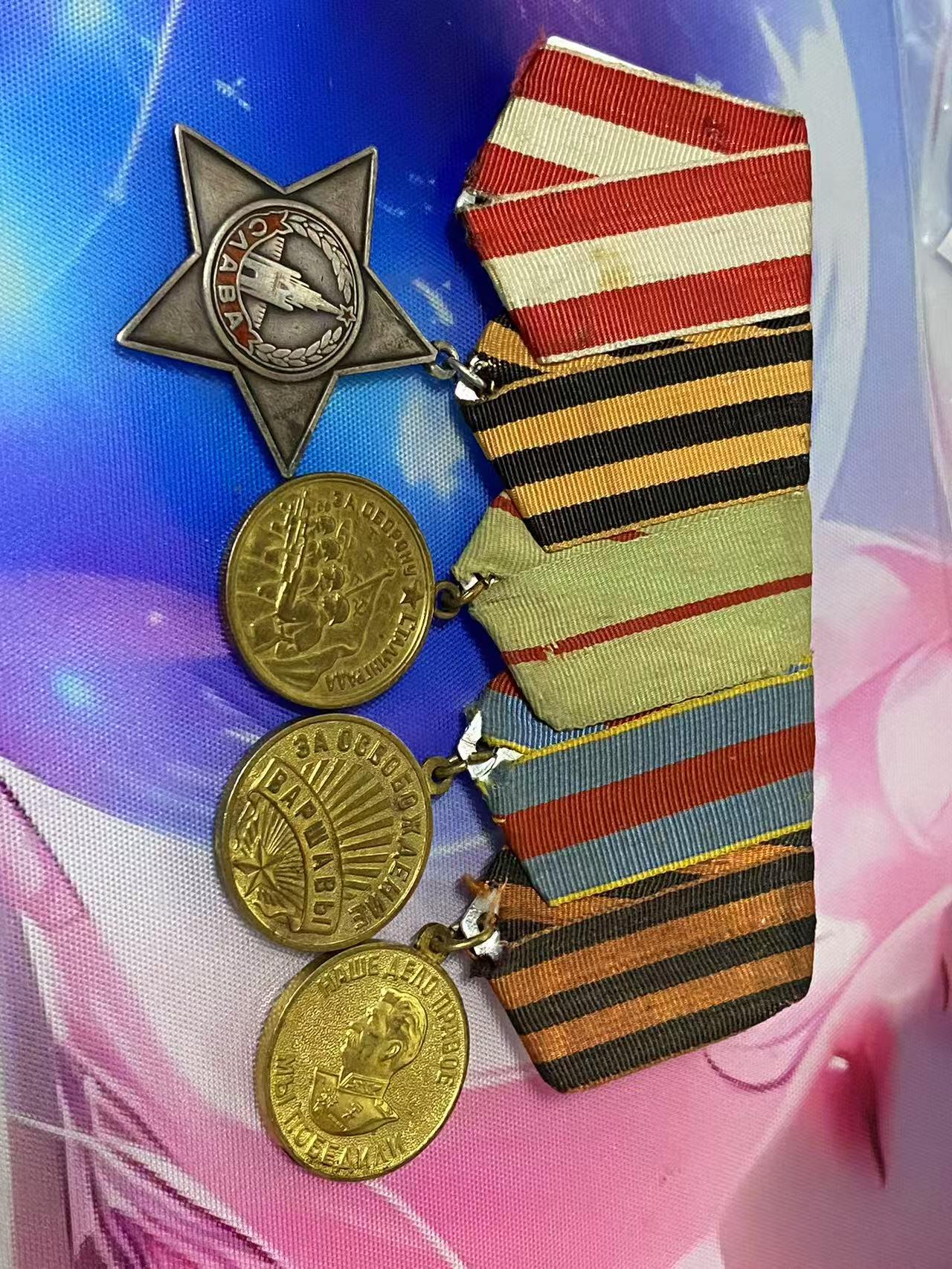 苏联勋章奖章3月28日晚上九点结束在麦稀奇 找不到的加我qq或者微信都是184277308备注苏章拍卖。最好加微信群每次都会通知还有提前可以一口价的 最近会持续拍卖一些东西。 苏联三级光荣勋章联排 138442 早期 品相不错 珐琅基本完整 带保卫斯大林格勒，保卫华沙和战德三枚奖章 品相也都可以 Поликарпов Александр Кузьмич 123卢加步兵师272步兵团炮长他就用自己的迫击炮消灭了敌军的2挺机枪、1门炮连同其分队。在击退反扑时，击溃并部分歼灭了敌军的1个冲锋枪排。战绩非常好 。