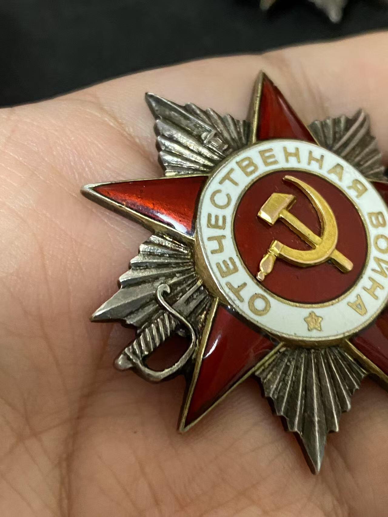 苏联勋章奖章3月28日晚上九点结束在麦稀奇 找不到的加我qq或者微信都是184277308备注苏章拍卖。最好加微信群每次都会通知还有提前可以一口价的 最近会持续拍卖一些东西。  苏联Соломатин Матвей Дмитриевич 的43二级二战为国勋章 432001 蟹版 好品无磕碰 佩戴痕迹几乎都没有 蟹版 短杆 原配银盖子 沃洛赫塔车站的战斗中，索洛马京同志表现勇敢无畏，将炮推到开放型发射阵地上近距离射击敌军步兵，他的排压制了敌军的3个火力点，消灭了2个步兵排、2挺机枪和1门迫击炮，申请一级给的二级。