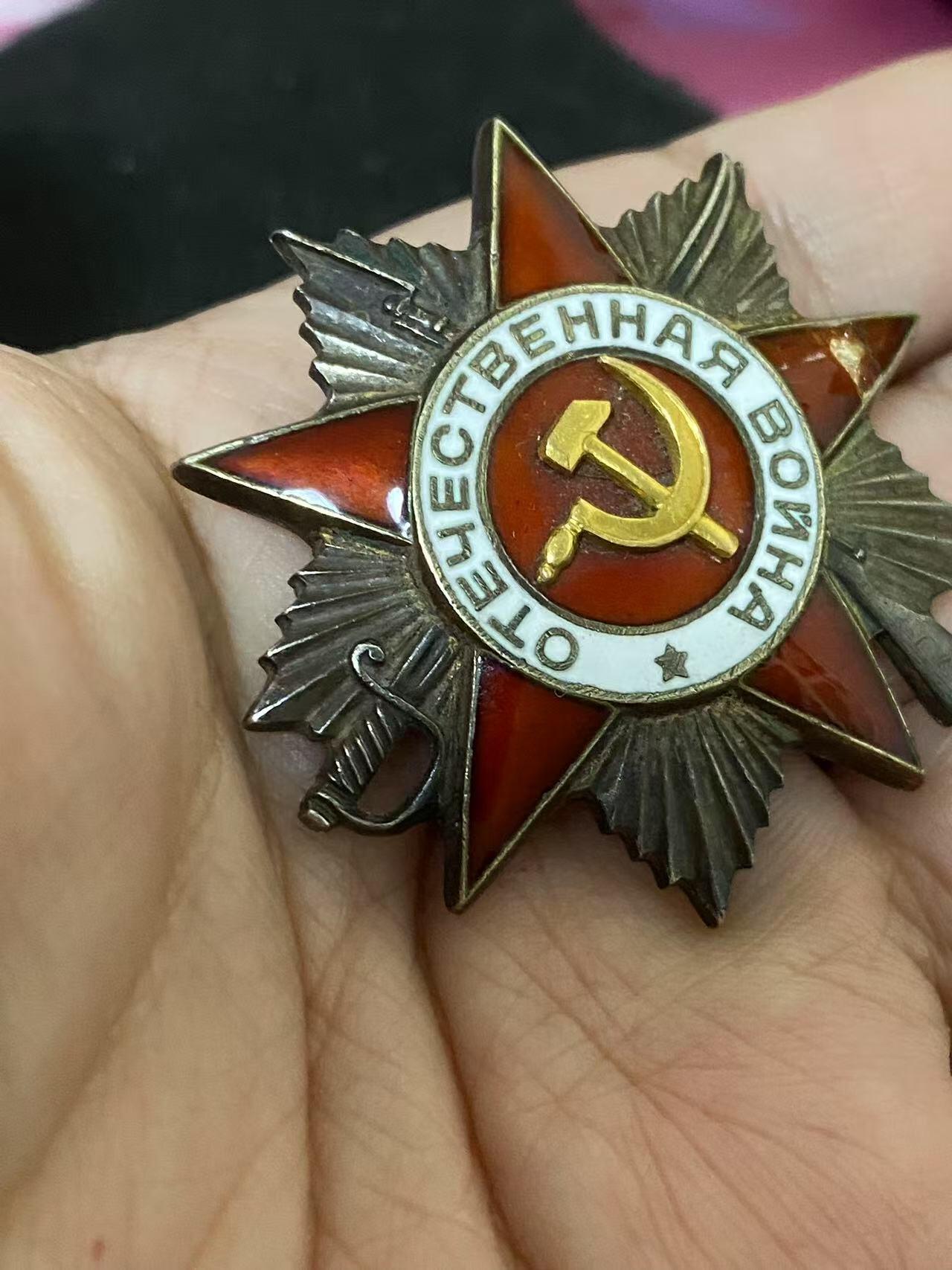 苏联勋章奖章3月28日晚上九点结束在麦稀奇 找不到的加我qq或者微信都是184277308备注苏章拍卖。最好加微信群每次都会通知还有提前可以一口价的 最近会持续拍卖一些东西。 已经一口价。不要再出价了。苏联二战二级为国勋章 517719 药剂师 右边角磕碰  Бруклишевский Марк Александрович 卫生勤务大尉 40野战后送站管理局药剂师-检查员 故事也比较长 为供应检查药品等。挺稀有的药剂师的二级为国。难得。