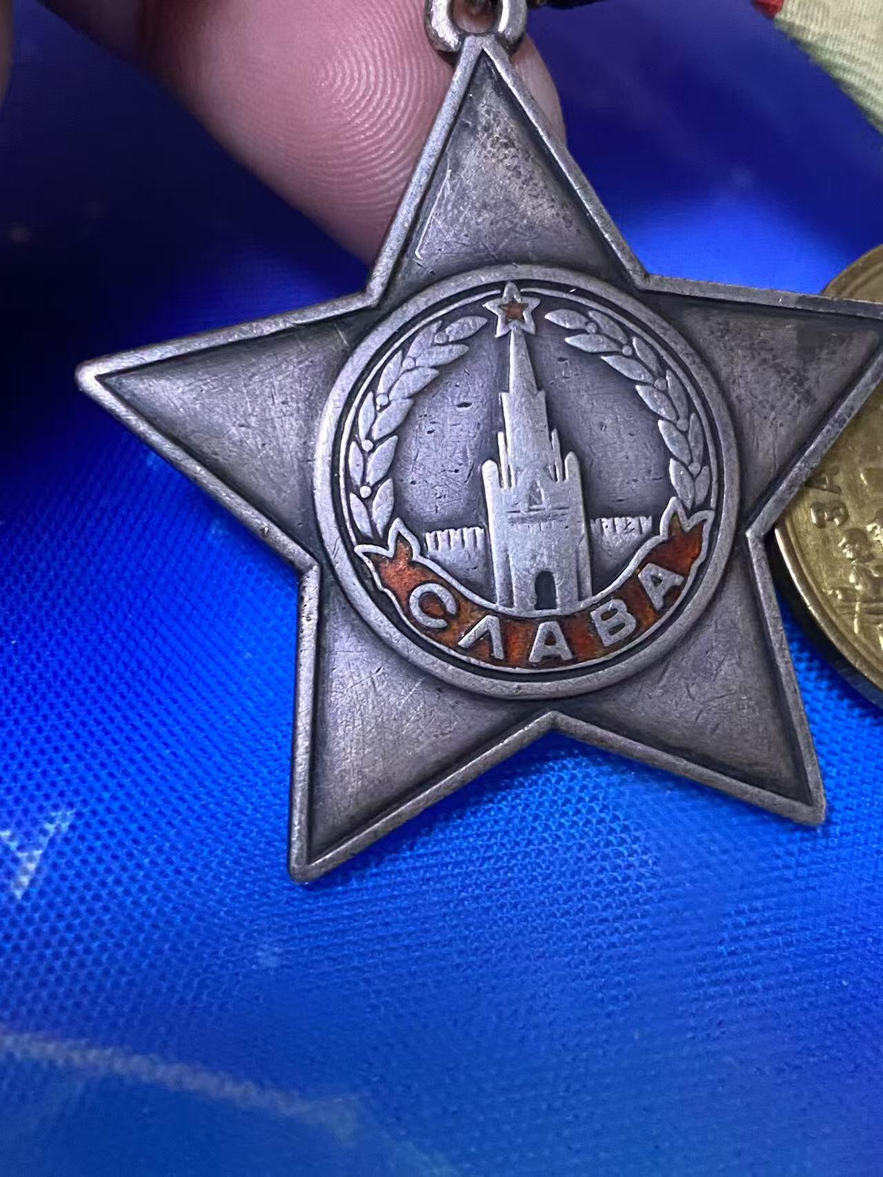 苏联勋章奖章3月28日晚上九点结束在麦稀奇 找不到的加我qq或者微信都是184277308备注苏章拍卖。最好加微信群每次都会通知还有提前可以一口价的 最近会持续拍卖一些东西。 苏联三级光荣勋章联排 138442 早期 品相不错 珐琅基本完整 带保卫斯大林格勒，保卫华沙和战德三枚奖章 品相也都可以 Поликарпов Александр Кузьмич 123卢加步兵师272步兵团炮长他就用自己的迫击炮消灭了敌军的2挺机枪、1门炮连同其分队。在击退反扑时，击溃并部分歼灭了敌军的1个冲锋枪排。战绩非常好 。