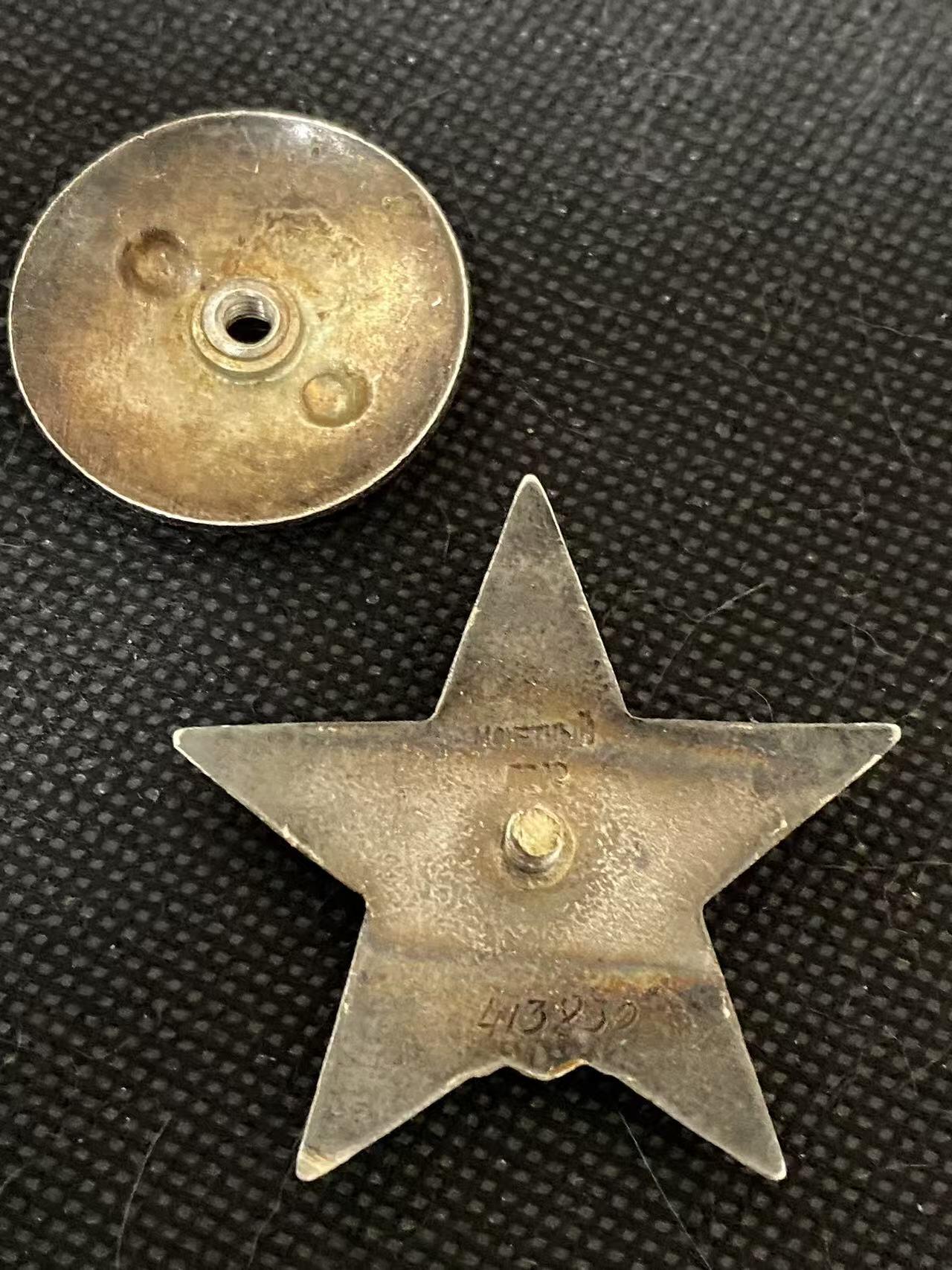 苏联勋章奖章3月28日晚上九点结束在麦稀奇 找不到的加我qq或者微信都是184277308备注苏章拍卖。最好加微信群每次都会通知还有提前可以一口价的 最近会持续拍卖一些东西。 苏联Соломатин Матвей Дмитриевич 的 红星413830 早期六位数 好品无磕碰 轻微佩戴 这个号段算是极品了 原配银盖子 短杆 反坦克炮排长 43年11月 近距离射击敌军步兵，消灭了敌军约1个步兵连和2个火力点连同其分队 