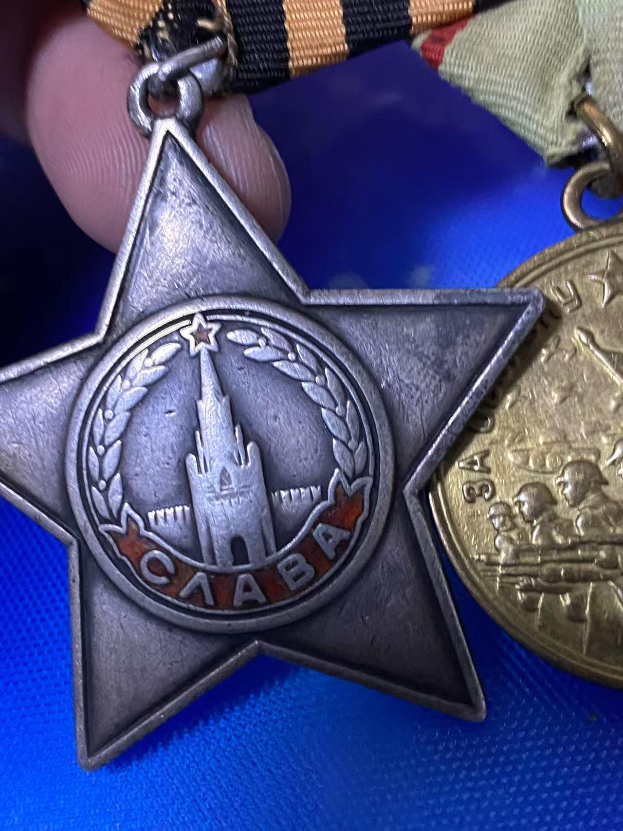 苏联勋章奖章3月28日晚上九点结束在麦稀奇 找不到的加我qq或者微信都是184277308备注苏章拍卖。最好加微信群每次都会通知还有提前可以一口价的 最近会持续拍卖一些东西。 苏联三级光荣勋章联排 138442 早期 品相不错 珐琅基本完整 带保卫斯大林格勒，保卫华沙和战德三枚奖章 品相也都可以 Поликарпов Александр Кузьмич 123卢加步兵师272步兵团炮长他就用自己的迫击炮消灭了敌军的2挺机枪、1门炮连同其分队。在击退反扑时，击溃并部分歼灭了敌军的1个冲锋枪排。战绩非常好 。