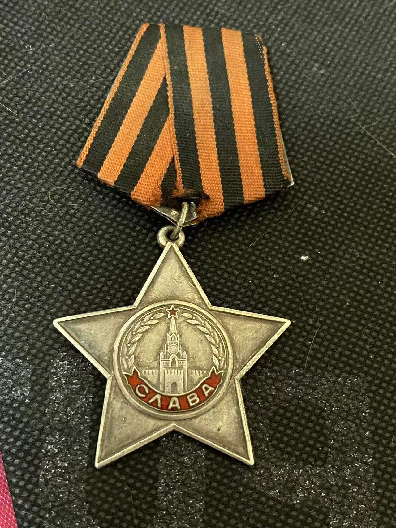 苏联勋章奖章3月28日晚上九点结束在麦稀奇 找不到的加我qq或者微信都是184277308备注苏章拍卖。最好加微信群每次都会通知还有提前可以一口价的 最近会持续拍卖一些东西。 苏联三级光荣勋章 炮长击落7架飞机  139038 好品无磕碰 原环未开 白钢挂 Ясафов Николай Иванович 最高统帅部14高炮师2013高炮团炮长他指挥的分队在自己的账上有击落7架敌机，击伤1架。其中有他作为炮长的很大的功劳。后续还参加了对日作战。