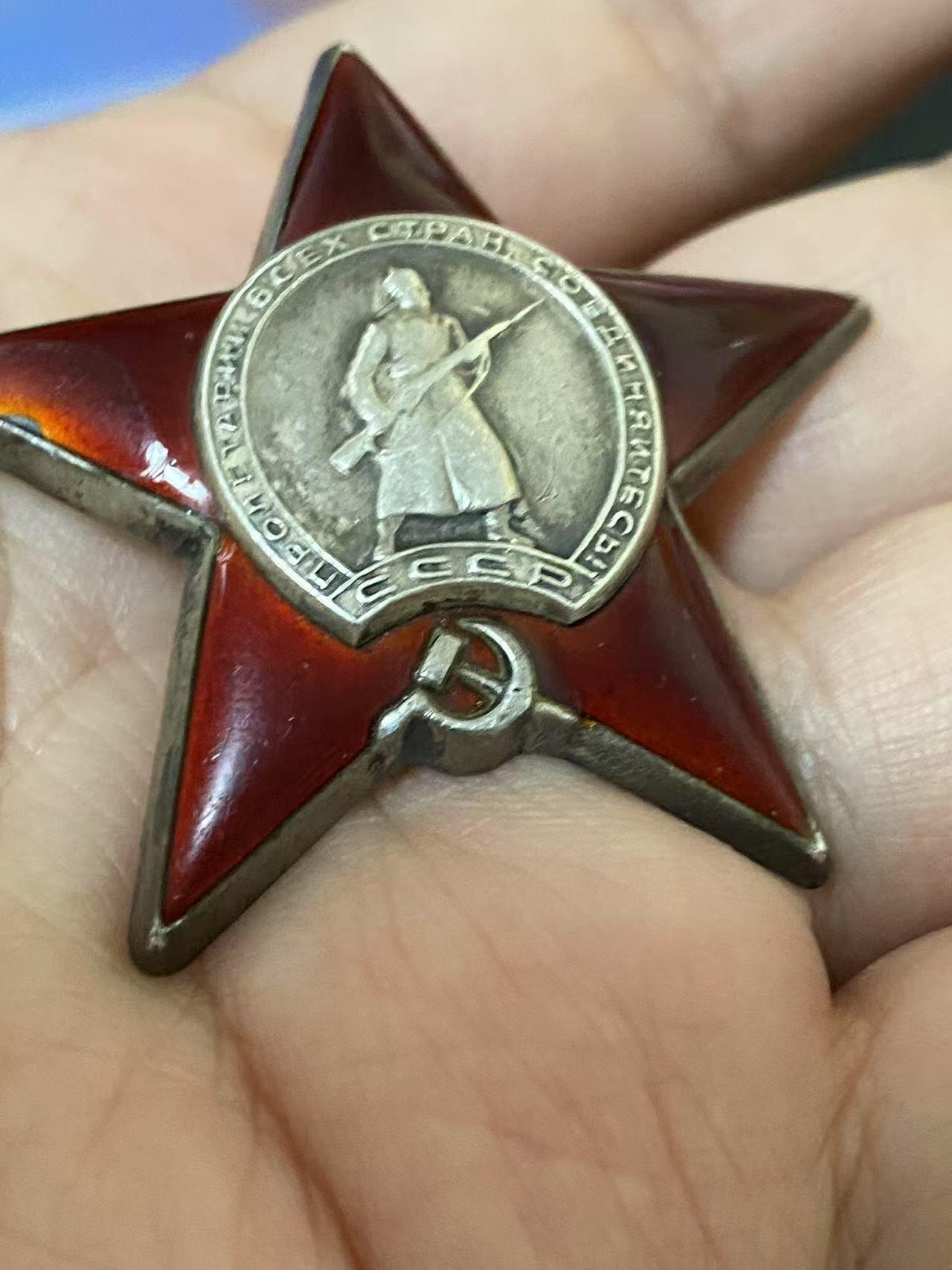 苏联勋章奖章3月28日晚上九点结束在麦稀奇 找不到的加我qq或者微信都是184277308备注苏章拍卖。最好加微信群每次都会通知还有提前可以一口价的 最近会持续拍卖一些东西。 苏联二战红星 1010547 女护士 左边角磕碰 顶角和左下角顶部小瑕疵 Киреева Анна Федоровна 217独立卫生营手术-包扎排手术护士长在进攻速度很快、缺少运输工具而有约1天150人的大量伤员涌入艰难条件下，得益于她非凡的毅力和工作能力，保障了该排的正常工作。在任何条件下她都利用短暂的停留来保障消毒。