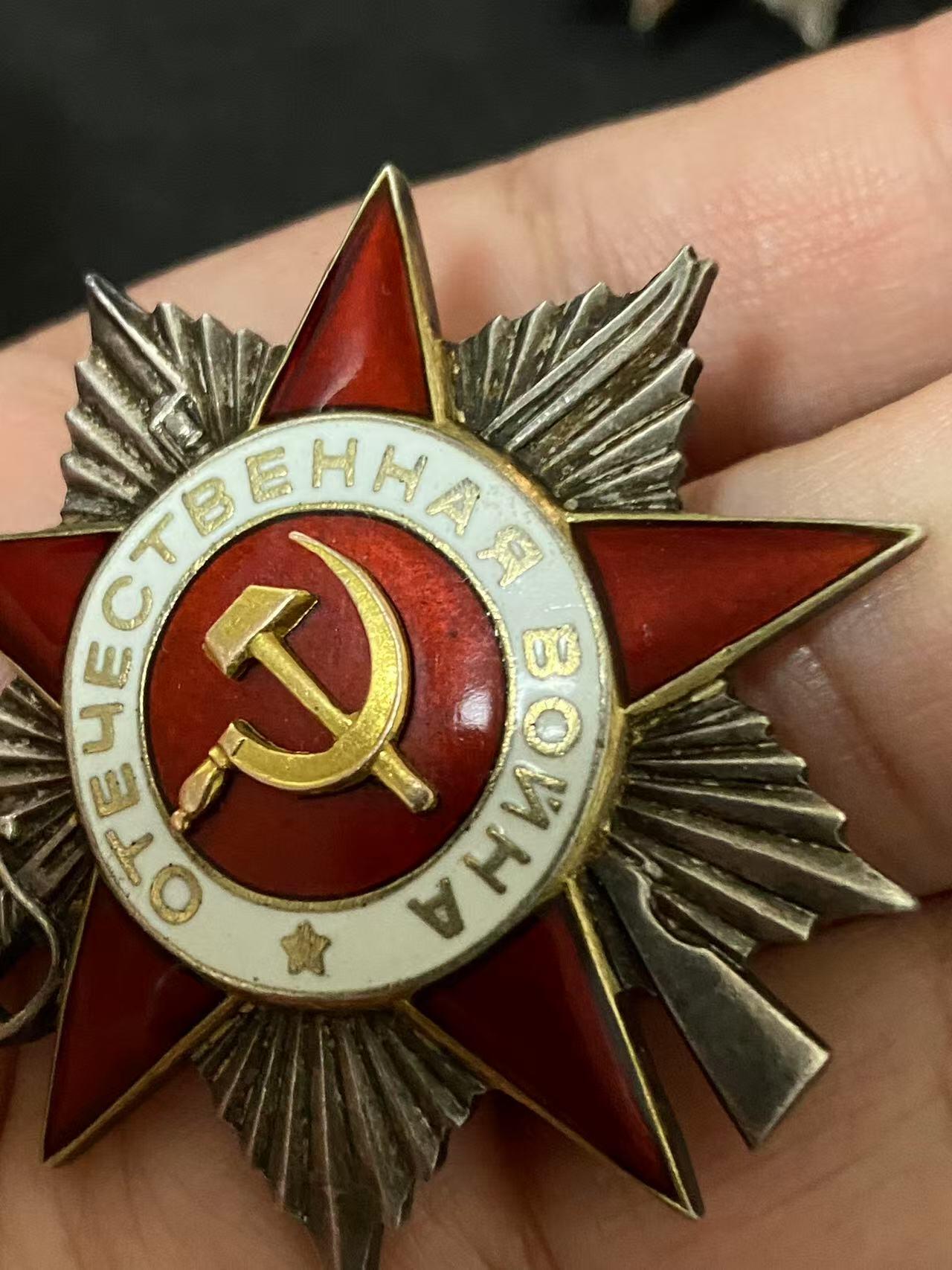 苏联勋章奖章3月28日晚上九点结束在麦稀奇 找不到的加我qq或者微信都是184277308备注苏章拍卖。最好加微信群每次都会通知还有提前可以一口价的 最近会持续拍卖一些东西。  苏联Соломатин Матвей Дмитриевич 的43二级二战为国勋章 432001 蟹版 好品无磕碰 佩戴痕迹几乎都没有 蟹版 短杆 原配银盖子 沃洛赫塔车站的战斗中，索洛马京同志表现勇敢无畏，将炮推到开放型发射阵地上近距离射击敌军步兵，他的排压制了敌军的3个火力点，消灭了2个步兵排、2挺机枪和1门迫击炮，申请一级给的二级。