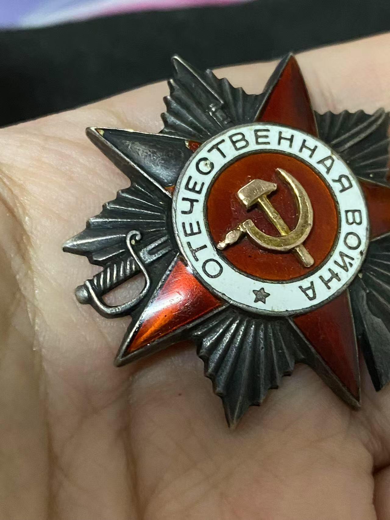 苏联勋章奖章3月28日晚上九点结束在麦稀奇 找不到的加我qq或者微信都是184277308备注苏章拍卖。最好加微信群每次都会通知还有提前可以一口价的 最近会持续拍卖一些东西。 苏联二战二级为国勋章 64430 早期五位数 带戳记X 左边角磕碰 高炮连政委 指挥连队击落3架 JU-88获得 42年早期事迹 Куликов Алексей Илларионович  42.10.30，在日哈列沃村地域内（列宁格勒州）击落1架JU-88. 42.11.30，在斯塔鲁希村地域内击落1架JU-88. 43.2.10，在塔戈夏村地域内在他的直接领导下击落1架JU-88.