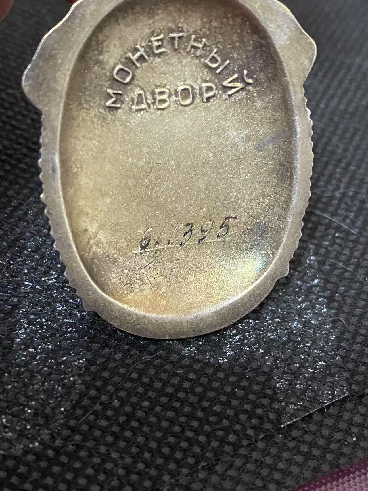 苏联勋章奖章3月28日晚上九点结束在麦稀奇 找不到的加我qq或者微信都是184277308备注苏章拍卖。最好加微信群每次都会通知还有提前可以一口价的 最近会持续拍卖一些东西。 苏联劳动荣誉勋章 611395  好品无磕碰 镀金也不错 原环未开 铝挂 非常漂亮的苏联时期的劳动类勋赏