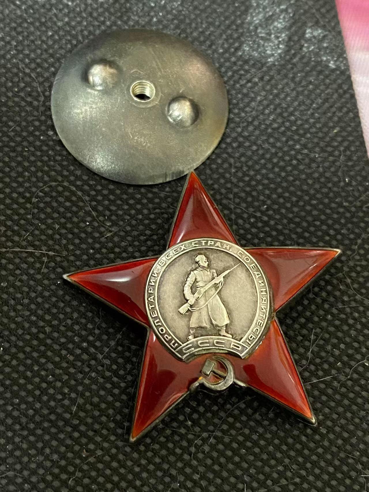 苏联勋章奖章3月28日晚上九点结束在麦稀奇 找不到的加我qq或者微信都是184277308备注苏章拍卖。最好加微信群每次都会通知还有提前可以一口价的 最近会持续拍卖一些东西。 苏联Соломатин Матвей Дмитриевич 的 红星413830 早期六位数 好品无磕碰 轻微佩戴 这个号段算是极品了 原配银盖子 短杆 反坦克炮排长 43年11月 近距离射击敌军步兵，消灭了敌军约1个步兵连和2个火力点连同其分队 