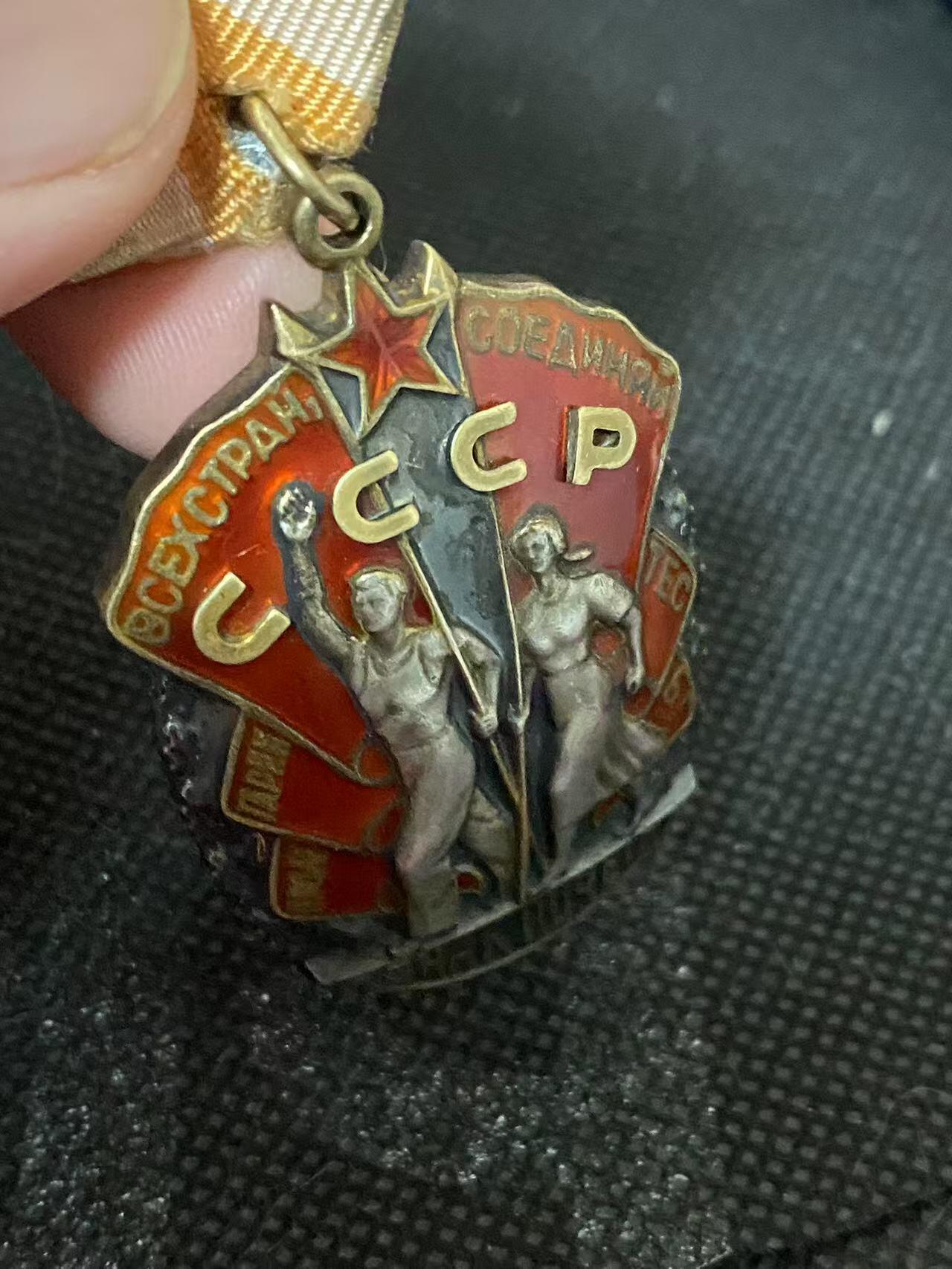 苏联勋章奖章3月28日晚上九点结束在麦稀奇 找不到的加我qq或者微信都是184277308备注苏章拍卖。最好加微信群每次都会通知还有提前可以一口价的 最近会持续拍卖一些东西。 苏联劳动荣誉勋章 611395  好品无磕碰 镀金也不错 原环未开 铝挂 非常漂亮的苏联时期的劳动类勋赏