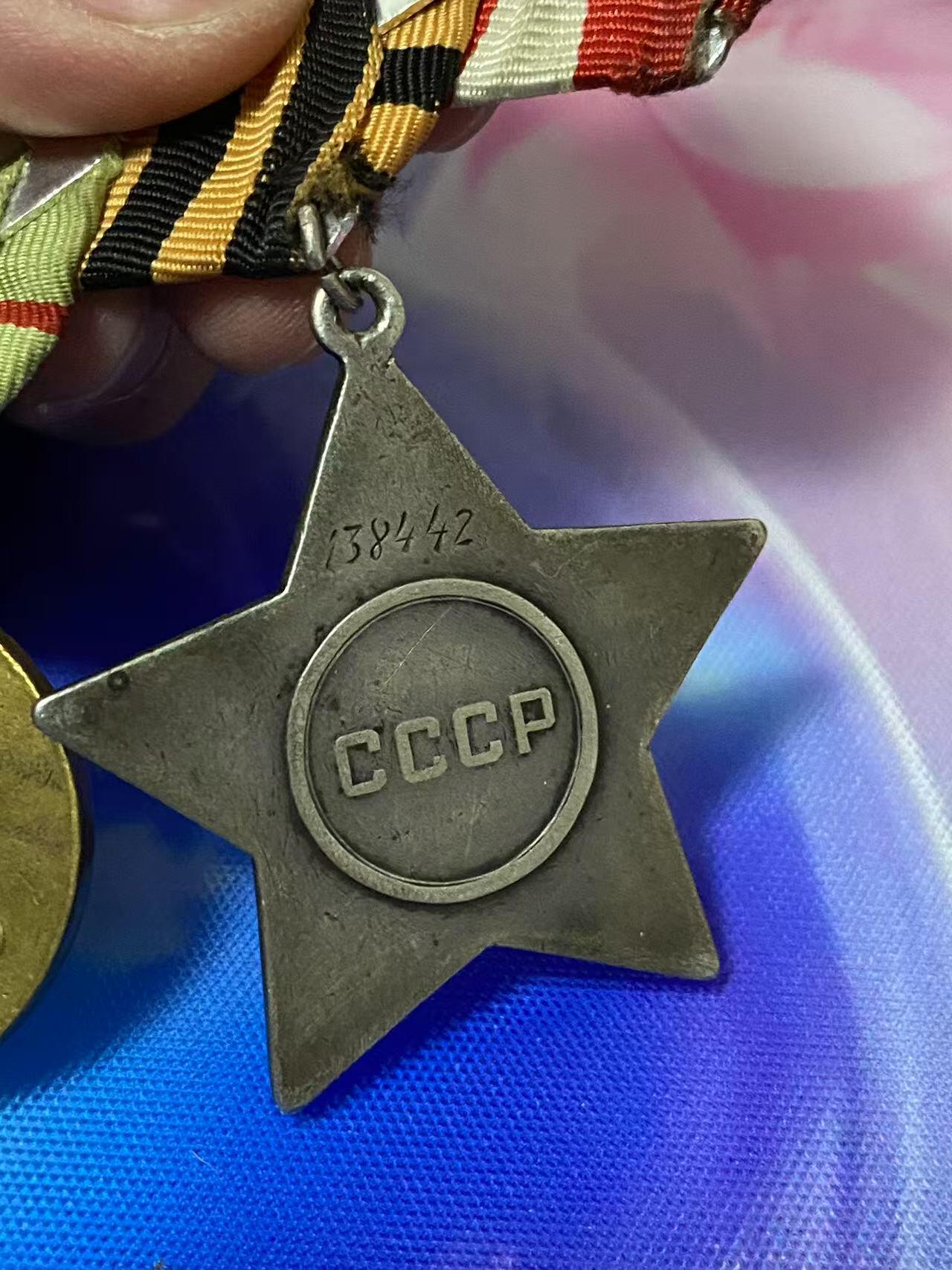 苏联勋章奖章3月28日晚上九点结束在麦稀奇 找不到的加我qq或者微信都是184277308备注苏章拍卖。最好加微信群每次都会通知还有提前可以一口价的 最近会持续拍卖一些东西。 苏联三级光荣勋章联排 138442 早期 品相不错 珐琅基本完整 带保卫斯大林格勒，保卫华沙和战德三枚奖章 品相也都可以 Поликарпов Александр Кузьмич 123卢加步兵师272步兵团炮长他就用自己的迫击炮消灭了敌军的2挺机枪、1门炮连同其分队。在击退反扑时，击溃并部分歼灭了敌军的1个冲锋枪排。战绩非常好 。