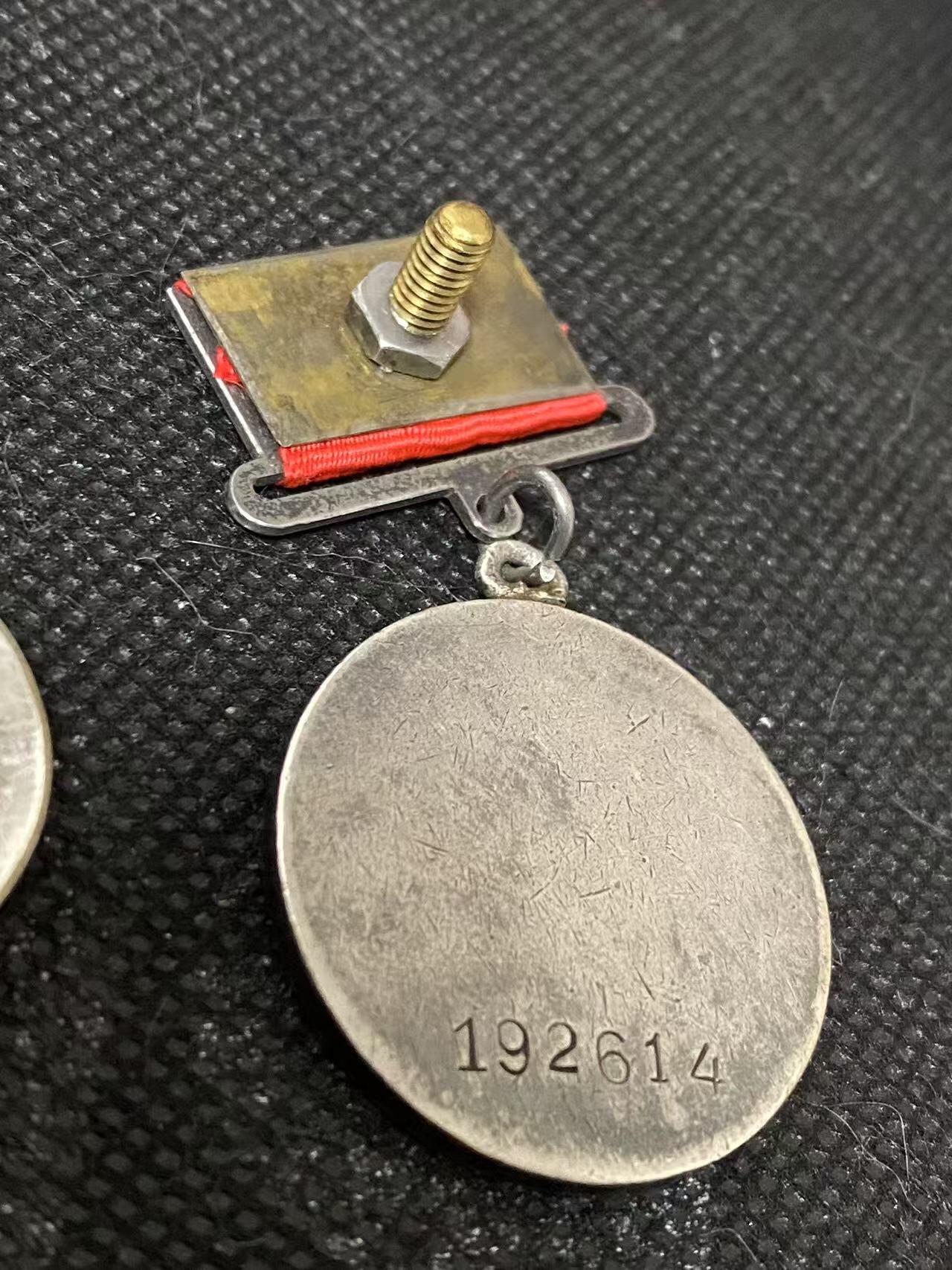 苏联勋章奖章3月28日晚上九点结束在麦稀奇 找不到的加我qq或者微信都是184277308备注苏章拍卖。最好加微信群每次都会通知还有提前可以一口价的 最近会持续拍卖一些东西。 苏联战功奖章 二战早期 小挂 192614 小队高炮击落2章体原品 珐琅损坏 挂应该是部分后配 所以特价出 开环 Коваленко владимир Архипович 在击退敌军空军的袭击时他表现勇敢无畏，他所在的炮兵分队击落了2架敌机。