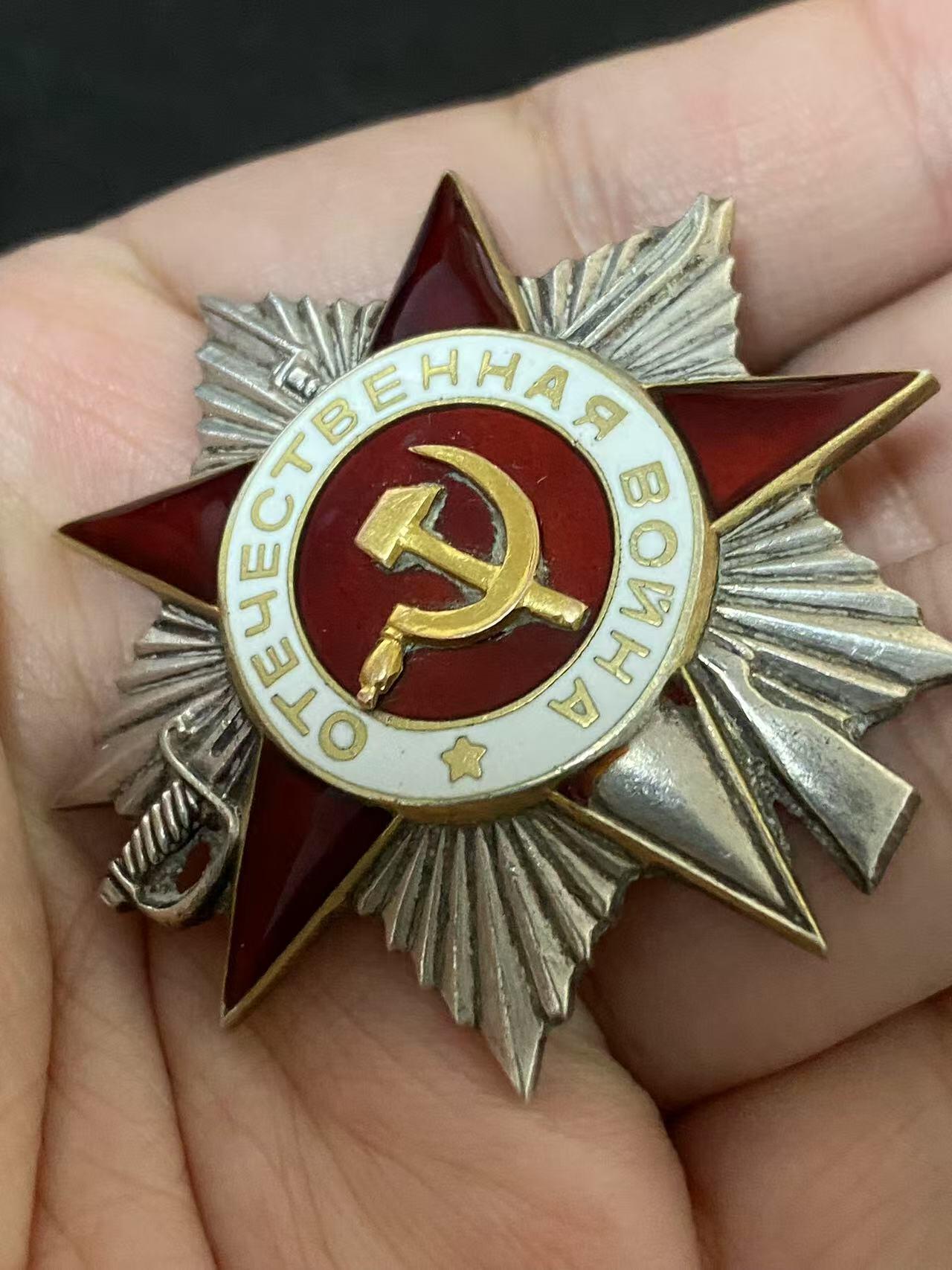 苏联勋章奖章3月28日晚上九点结束在麦稀奇 找不到的加我qq或者微信都是184277308备注苏章拍卖。最好加微信群每次都会通知还有提前可以一口价的 最近会持续拍卖一些东西。 苏联二战二级为国勋章 433819 柏林战役 右下角磕碰 比较干净 应该清理过 版本很好 蟹版的一种变形 挺少见 Бекаревич Георгий Васильевич1901 红旗比亚韦斯托克自行火炮团战车维修排高级发动机调试工 技术勤务大士别卡列维奇参加了歼灭柏林市东南敌军集群的战斗。对战车的10次中修和7次小修，维修了12辆运输车。