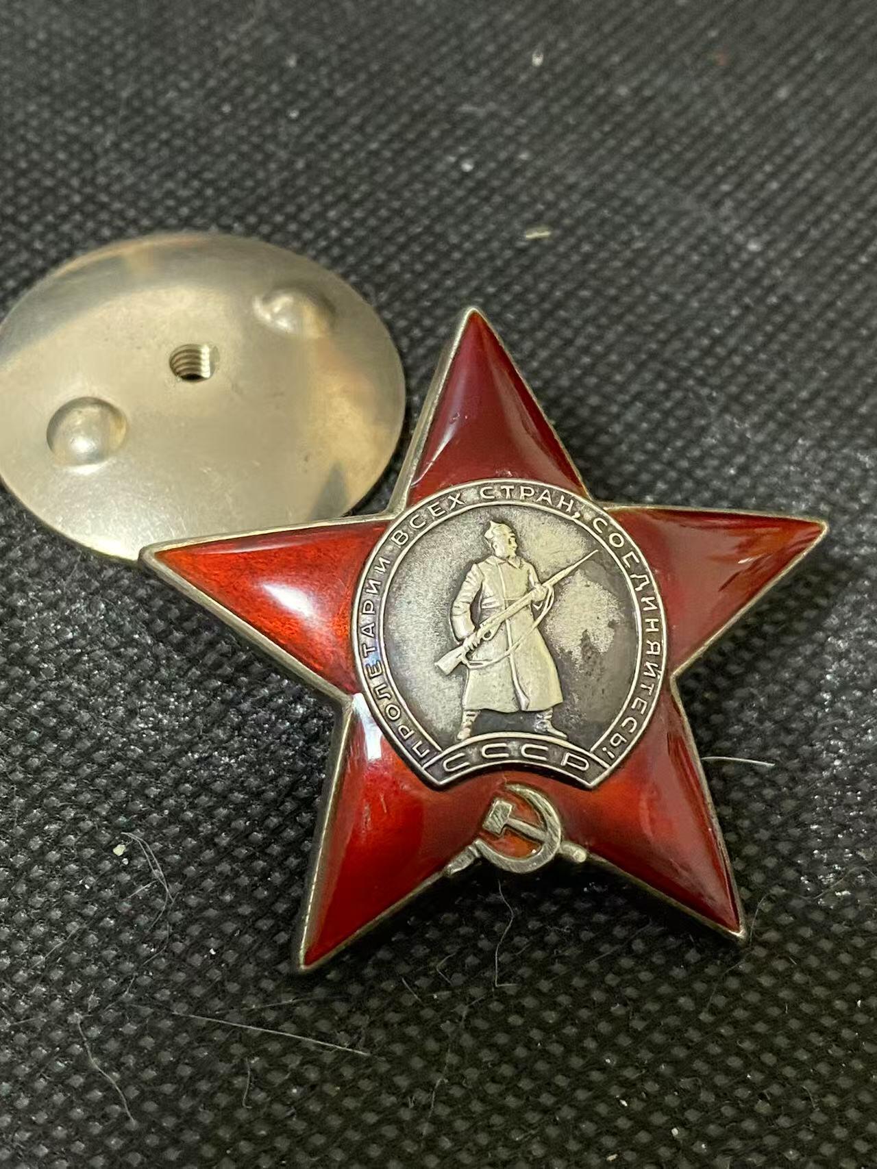 苏联勋章奖章3月28日晚上九点结束在麦稀奇 找不到的加我qq或者微信都是184277308备注苏章拍卖。最好加微信群每次都会通知还有提前可以一口价的 最近会持续拍卖一些东西。 苏联二战红星 2858530 好品无磕碰 有点划痕在左下角 Елин Виктор Константинович  非常有意思的是这个红星有两份奖励卡 应该是只发了这一个红星就非常少见 人民网也少见的两个日期放在一个红星了。只翻译了一张 另一张应该也不错 虽然都是战伤。