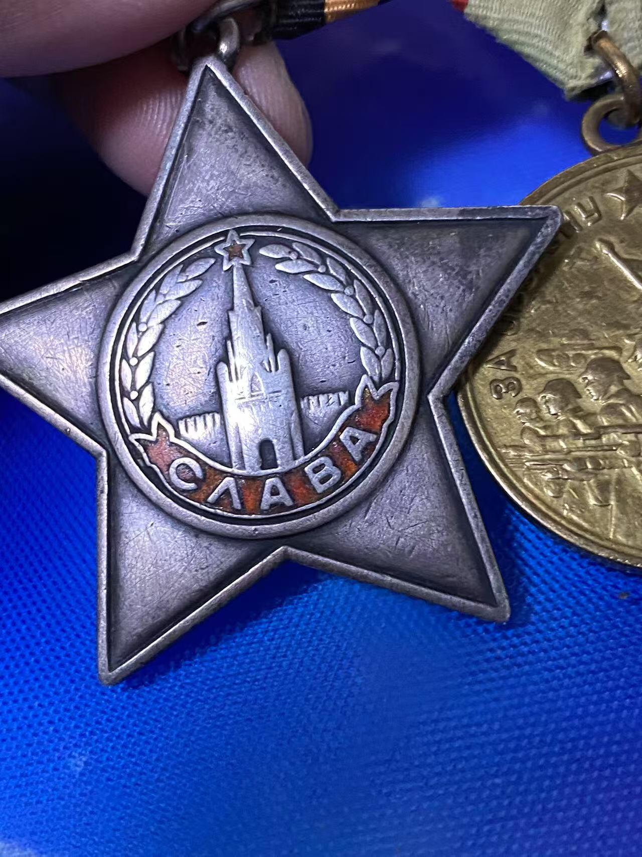 苏联勋章奖章3月28日晚上九点结束在麦稀奇 找不到的加我qq或者微信都是184277308备注苏章拍卖。最好加微信群每次都会通知还有提前可以一口价的 最近会持续拍卖一些东西。 苏联三级光荣勋章联排 138442 早期 品相不错 珐琅基本完整 带保卫斯大林格勒，保卫华沙和战德三枚奖章 品相也都可以 Поликарпов Александр Кузьмич 123卢加步兵师272步兵团炮长他就用自己的迫击炮消灭了敌军的2挺机枪、1门炮连同其分队。在击退反扑时，击溃并部分歼灭了敌军的1个冲锋枪排。战绩非常好 。