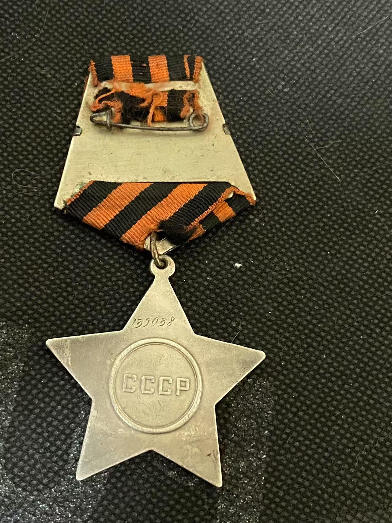 苏联勋章奖章3月28日晚上九点结束在麦稀奇 找不到的加我qq或者微信都是184277308备注苏章拍卖。最好加微信群每次都会通知还有提前可以一口价的 最近会持续拍卖一些东西。 苏联三级光荣勋章 炮长击落7架飞机  139038 好品无磕碰 原环未开 白钢挂 Ясафов Николай Иванович 最高统帅部14高炮师2013高炮团炮长他指挥的分队在自己的账上有击落7架敌机，击伤1架。其中有他作为炮长的很大的功劳。后续还参加了对日作战。