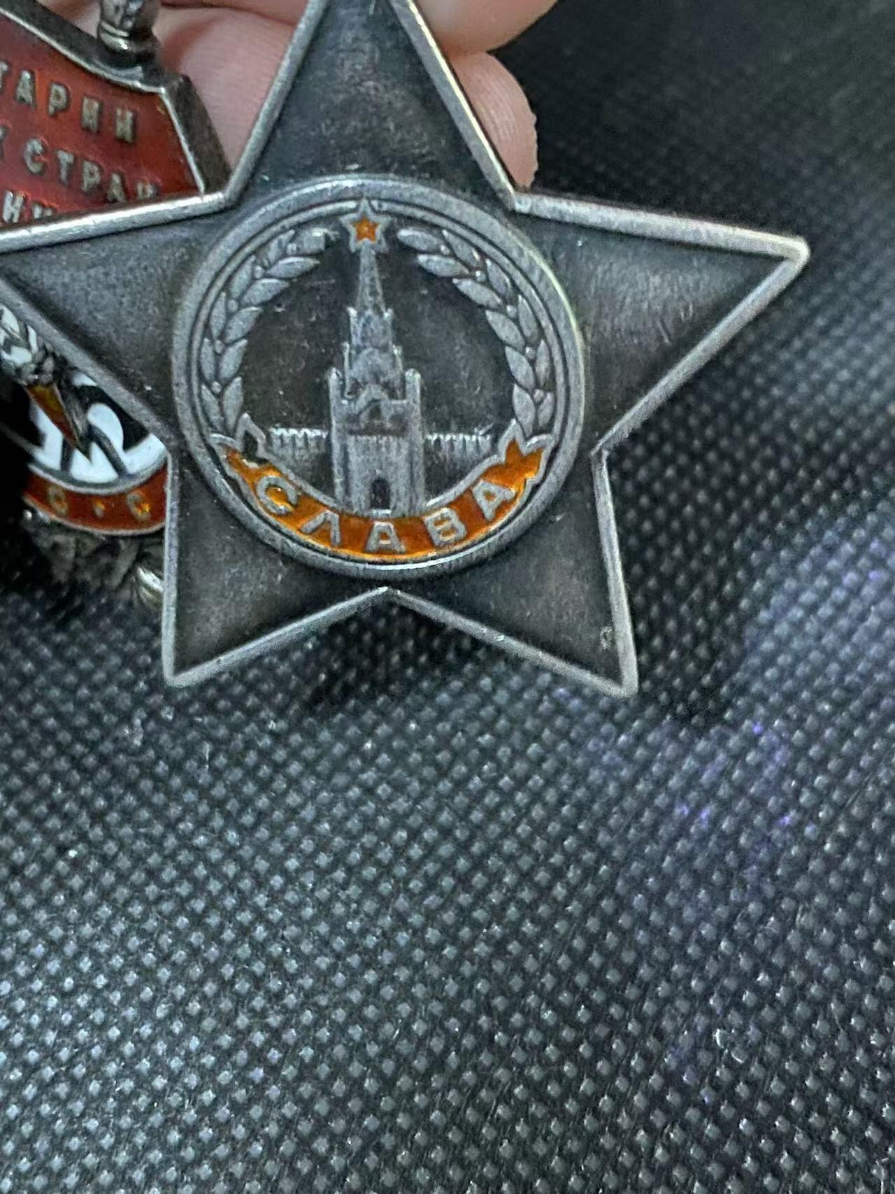 苏联勋章奖章3月28日晚上九点结束在麦稀奇 找不到的加我qq或者微信都是184277308备注苏章拍卖。最好加微信群每次都会通知还有提前可以一口价的 最近会持续拍卖一些东西。 苏联双二战红旗+三光联排 空中射手 伊尔2 苏联英雄称号转发红旗 Ежов Тимофей Васильевич  两个红旗都有一个角珐琅磕碰 和一些小蹭皮 三光下部珐琅左上角小磕碰 战功最好的主体三个章是这个联排，可惜红星和二级已经不知去向。详细的参考咸鱼介绍