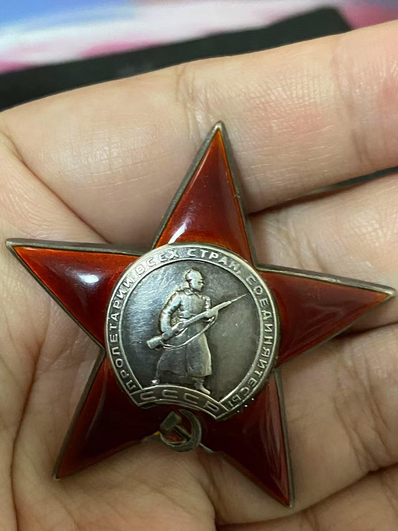 苏联勋章奖章3月28日晚上九点结束在麦稀奇 找不到的加我qq或者微信都是184277308备注苏章拍卖。最好加微信群每次都会通知还有提前可以一口价的 最近会持续拍卖一些东西。 苏联Соломатин Матвей Дмитриевич 的 红星413830 早期六位数 好品无磕碰 轻微佩戴 这个号段算是极品了 原配银盖子 短杆 反坦克炮排长 43年11月 近距离射击敌军步兵，消灭了敌军约1个步兵连和2个火力点连同其分队 