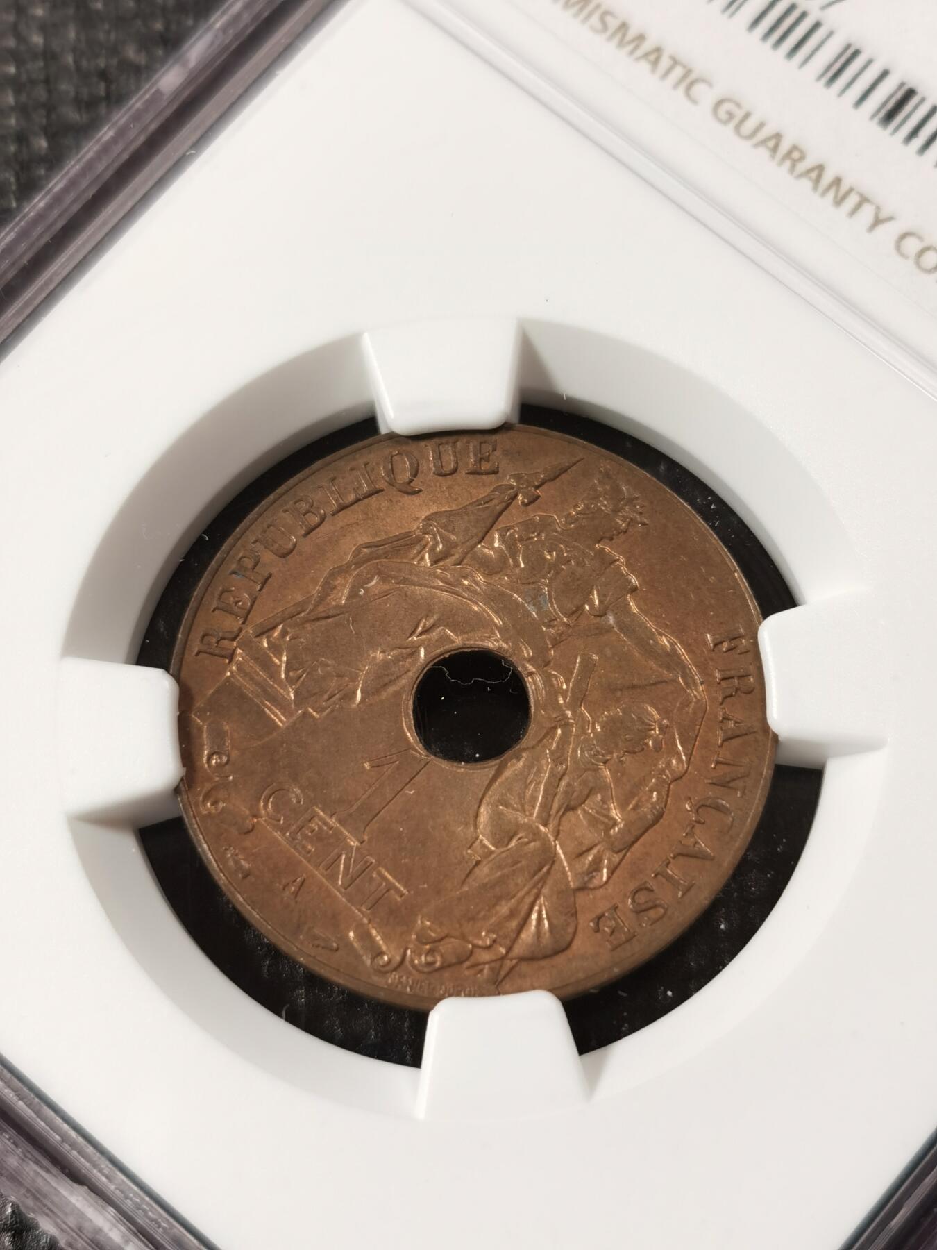 甄臻铺-世界钱币拍卖（第9期）新铺开张，欢迎捧场 NGC-MS64RB 1938年法属印度支那百分之一中孔铜币，铜光圆润，淡淡包浆